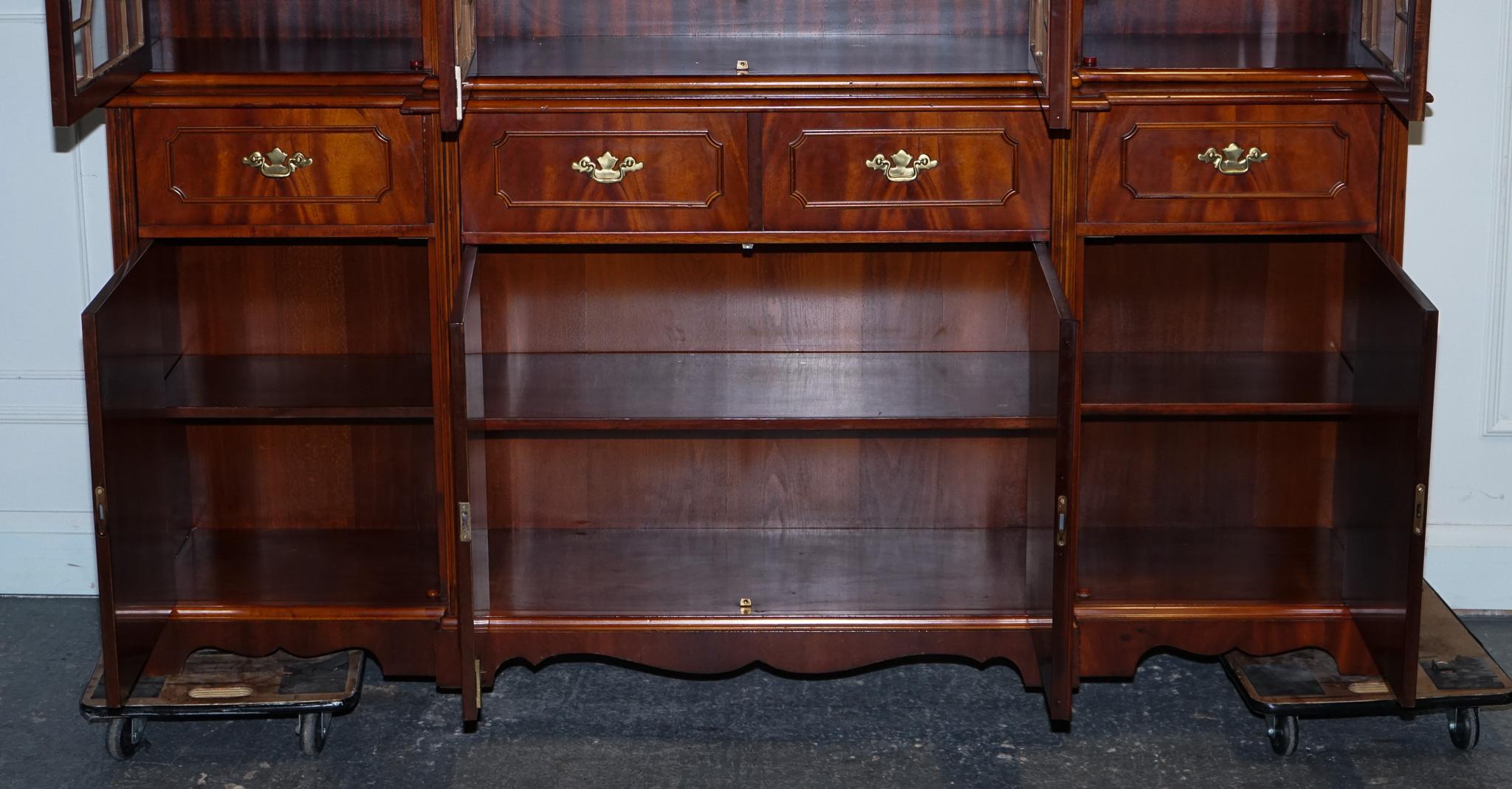 Bibliothèque de style géorgien vintage, recouverte d'un filet de bREAKFRONT FLAmé HARDWOOD en vente 1