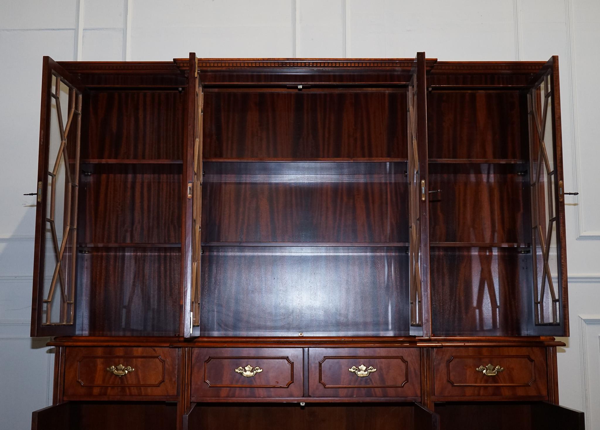 Bibliothèque de style géorgien vintage, recouverte d'un filet de bREAKFRONT FLAmé HARDWOOD en vente 2