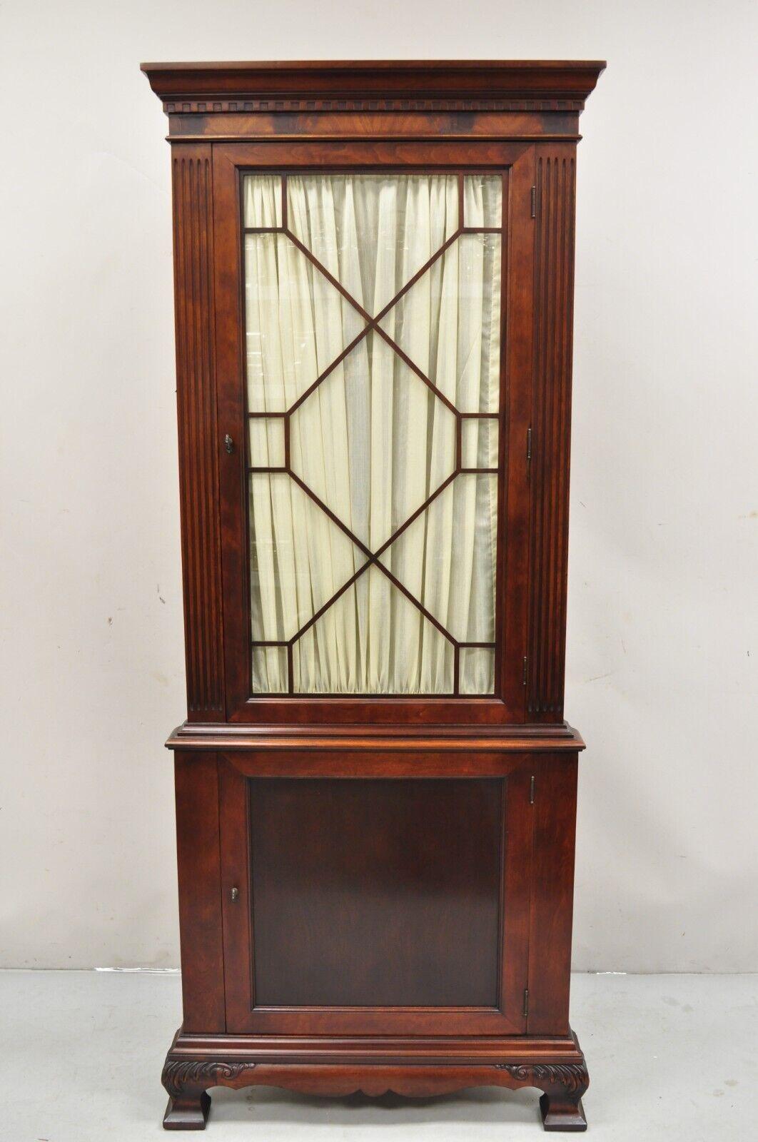 Vintage Georgian Style Mahagoni Ecke China Cabinet mit Glasfront Gitter Tür. Circa Mitte des 20. Jahrhunderts. Abmessungen: 74,25