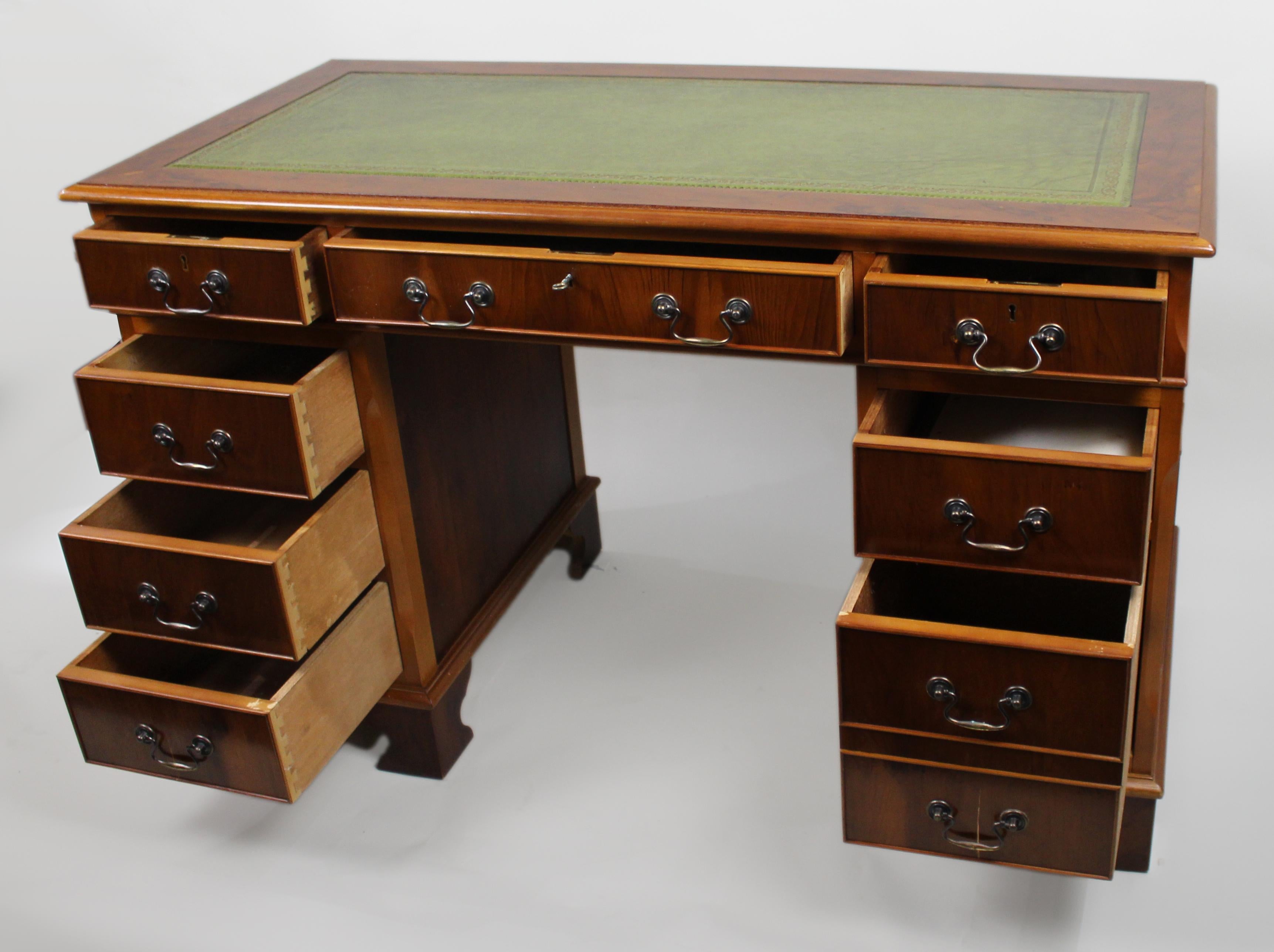 Vintage Georgian Style Pedestal Schreibtisch Grün Leder Top im Angebot 4