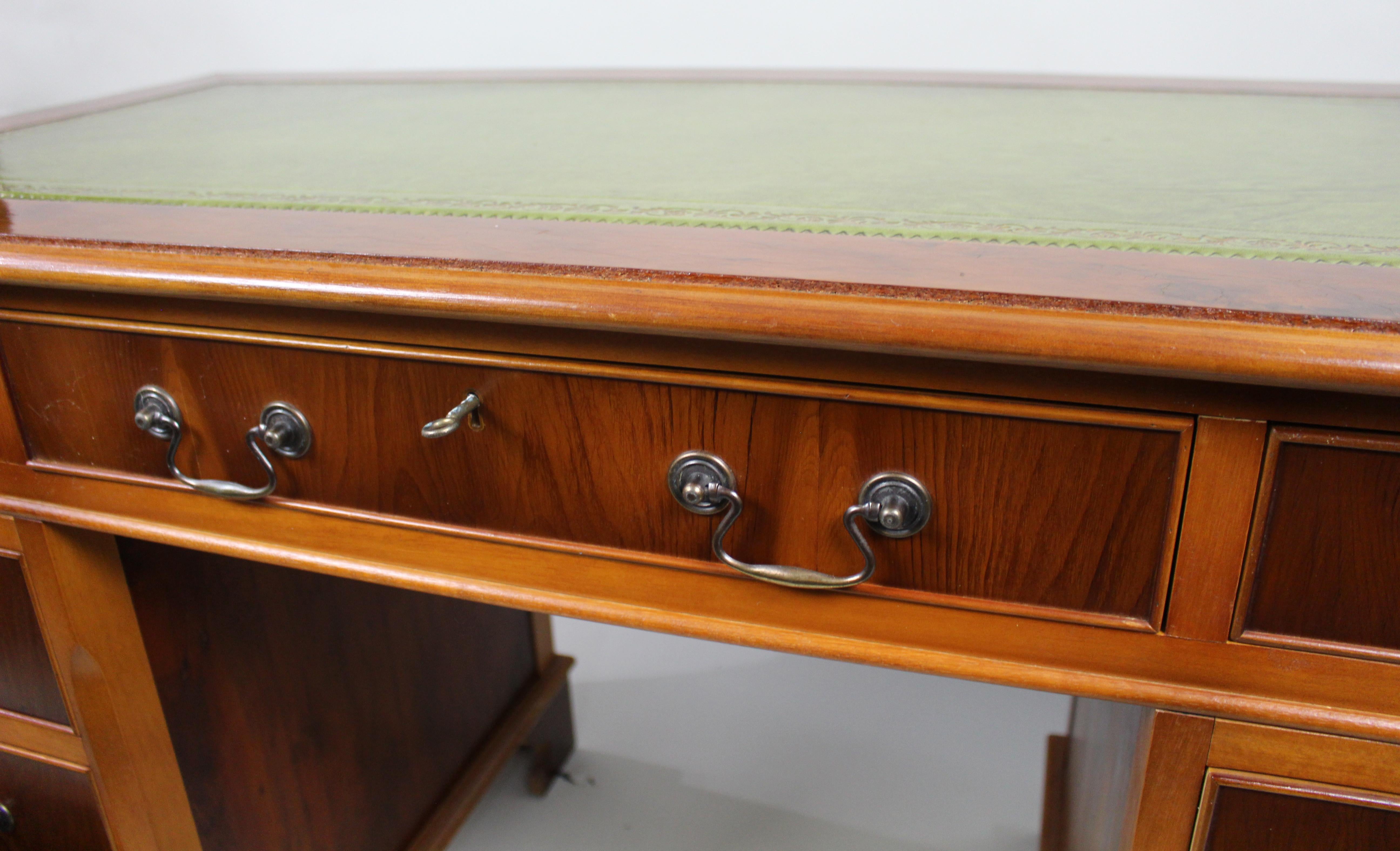 Vintage Georgian Style Pedestal Schreibtisch Grün Leder Top im Angebot 5