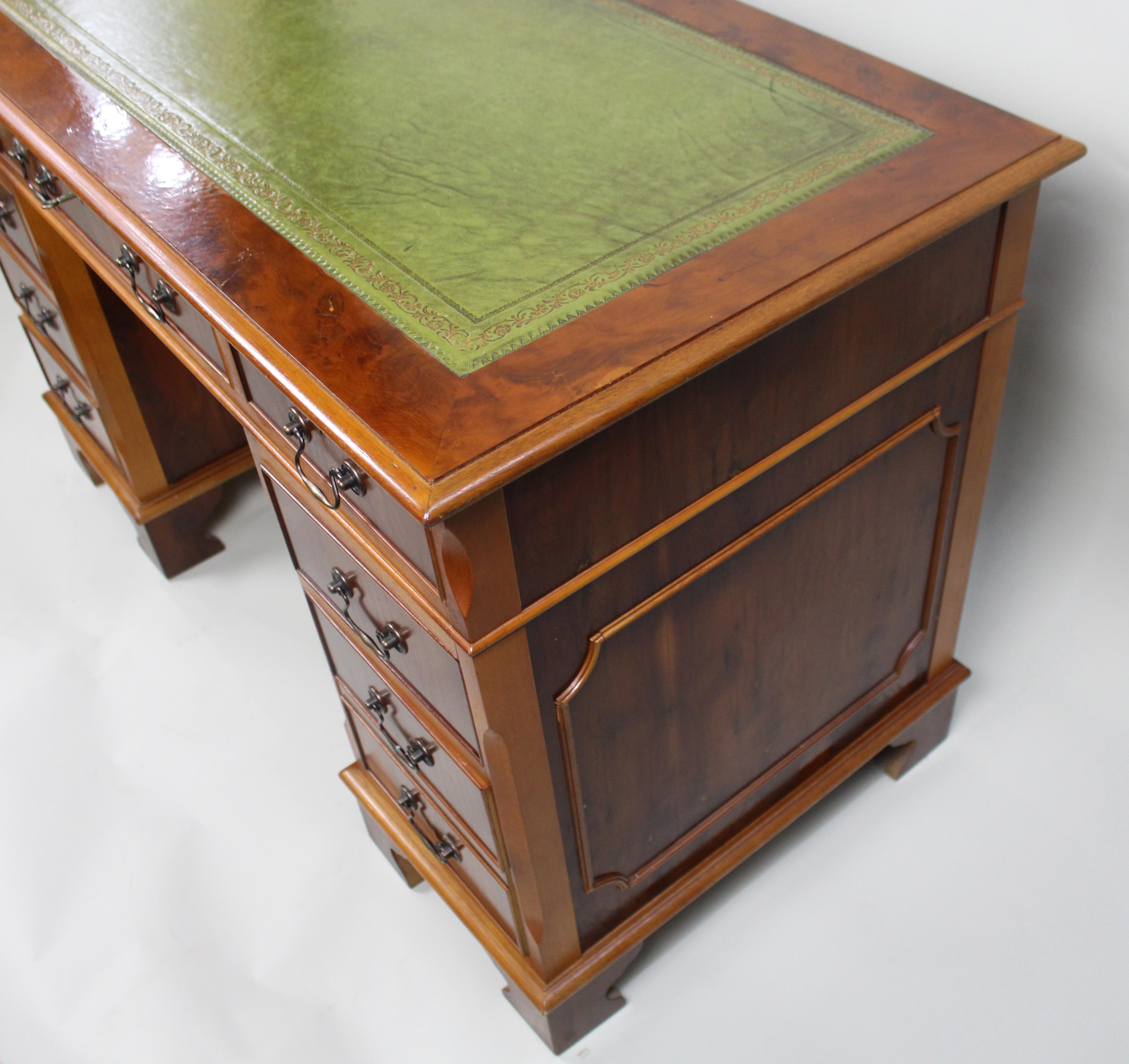 Vintage Georgian Style Pedestal Schreibtisch Grün Leder Top im Angebot 6
