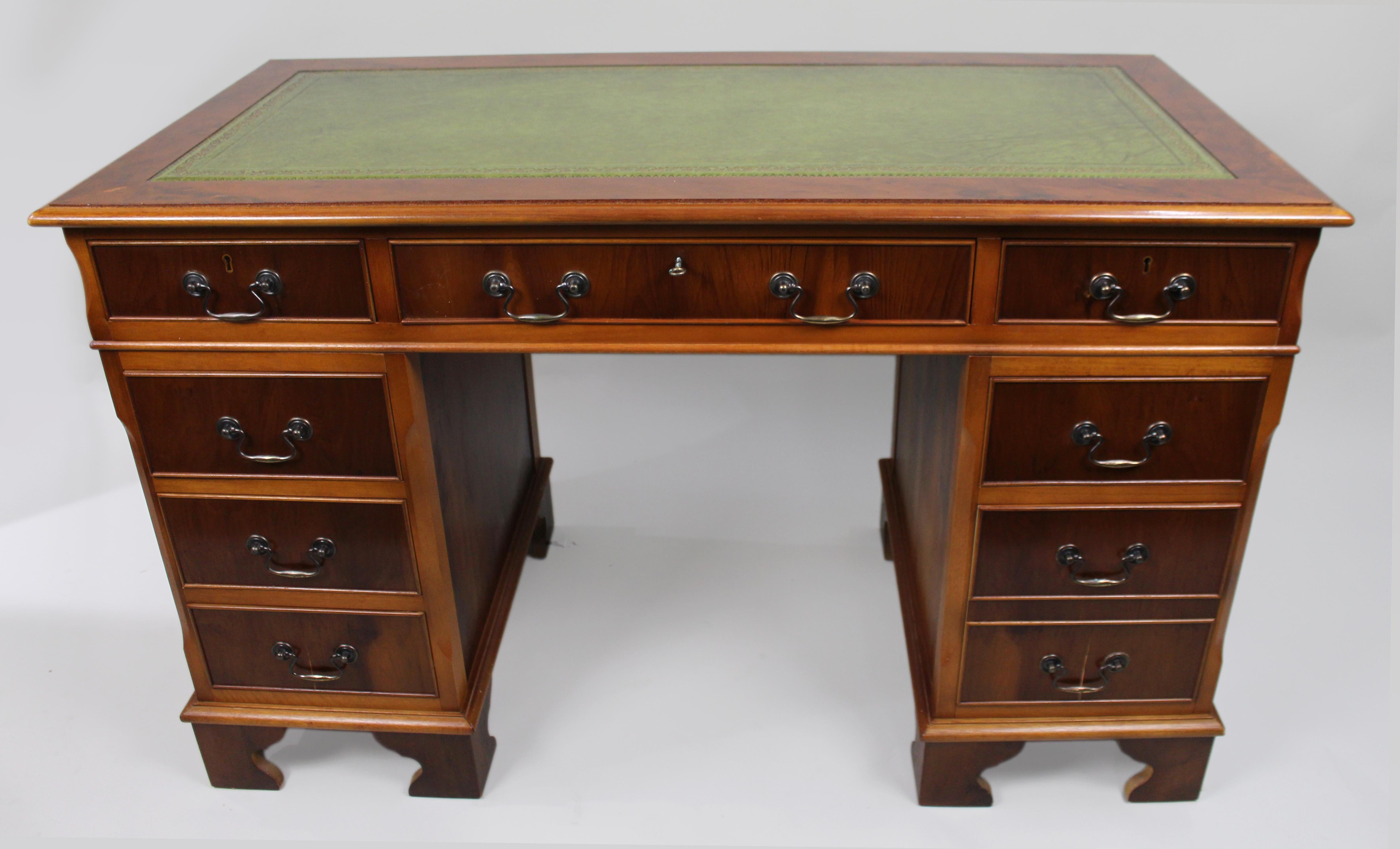 Vintage Georgian Style Pedestal Schreibtisch Grün Leder Top


Zum Verkauf angeboten wird eine gute Qualität Vintage Eibenholz späten 20. Jahrhundert Sockel Schreibtisch in der georgischen Wiederbelebung Stil.

Grüner vergoldeter Ledereinsatz