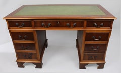 Escritorio de pedestal de estilo georgiano vintage Tapa de cuero verde