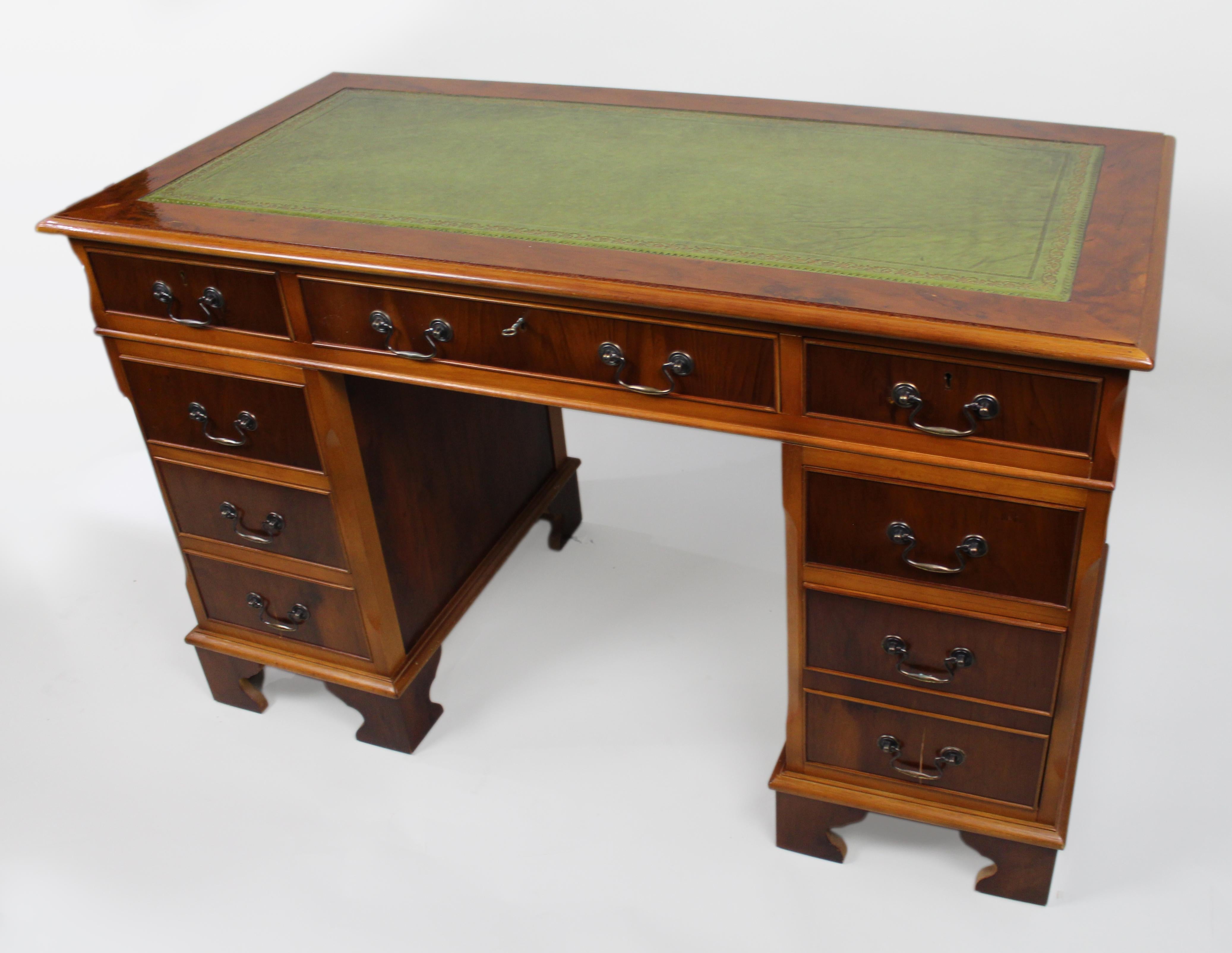 Vintage Georgian Style Pedestal Schreibtisch Grün Leder Top (Unbekannt) im Angebot