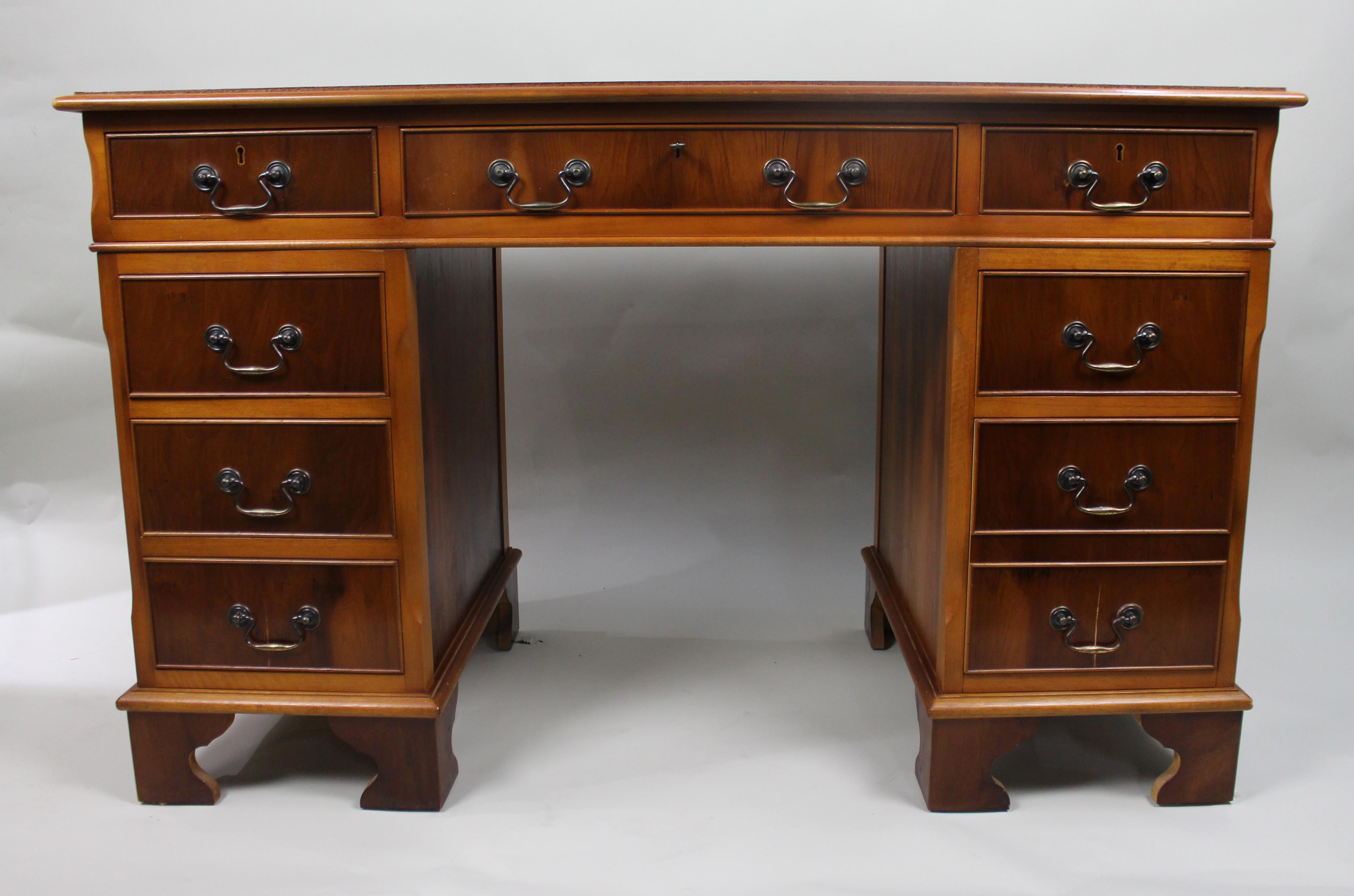Vintage Georgian Style Pedestal Schreibtisch Grün Leder Top im Zustand „Gut“ im Angebot in Worcester, GB