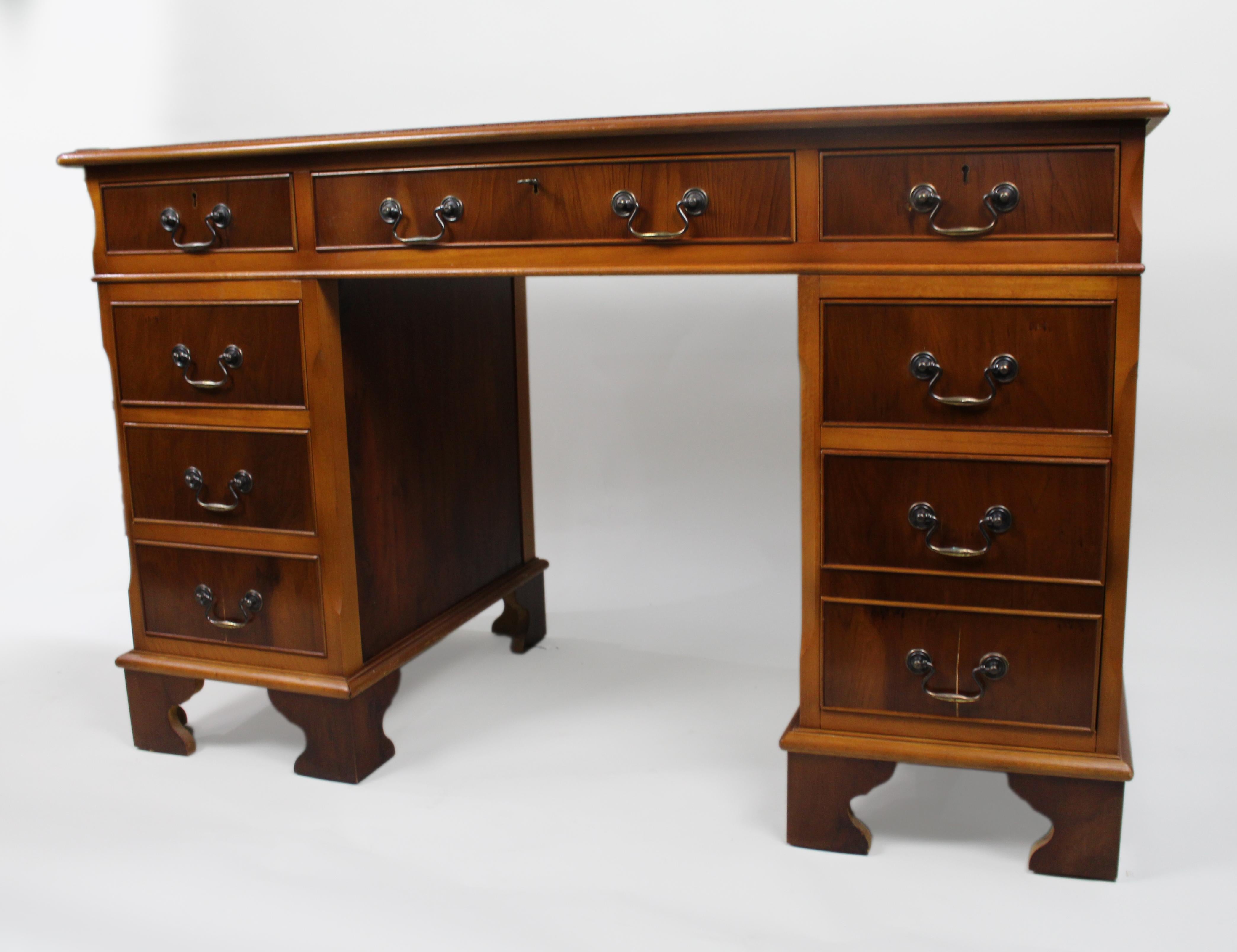 Vintage Georgian Style Pedestal Schreibtisch Grün Leder Top (20. Jahrhundert) im Angebot