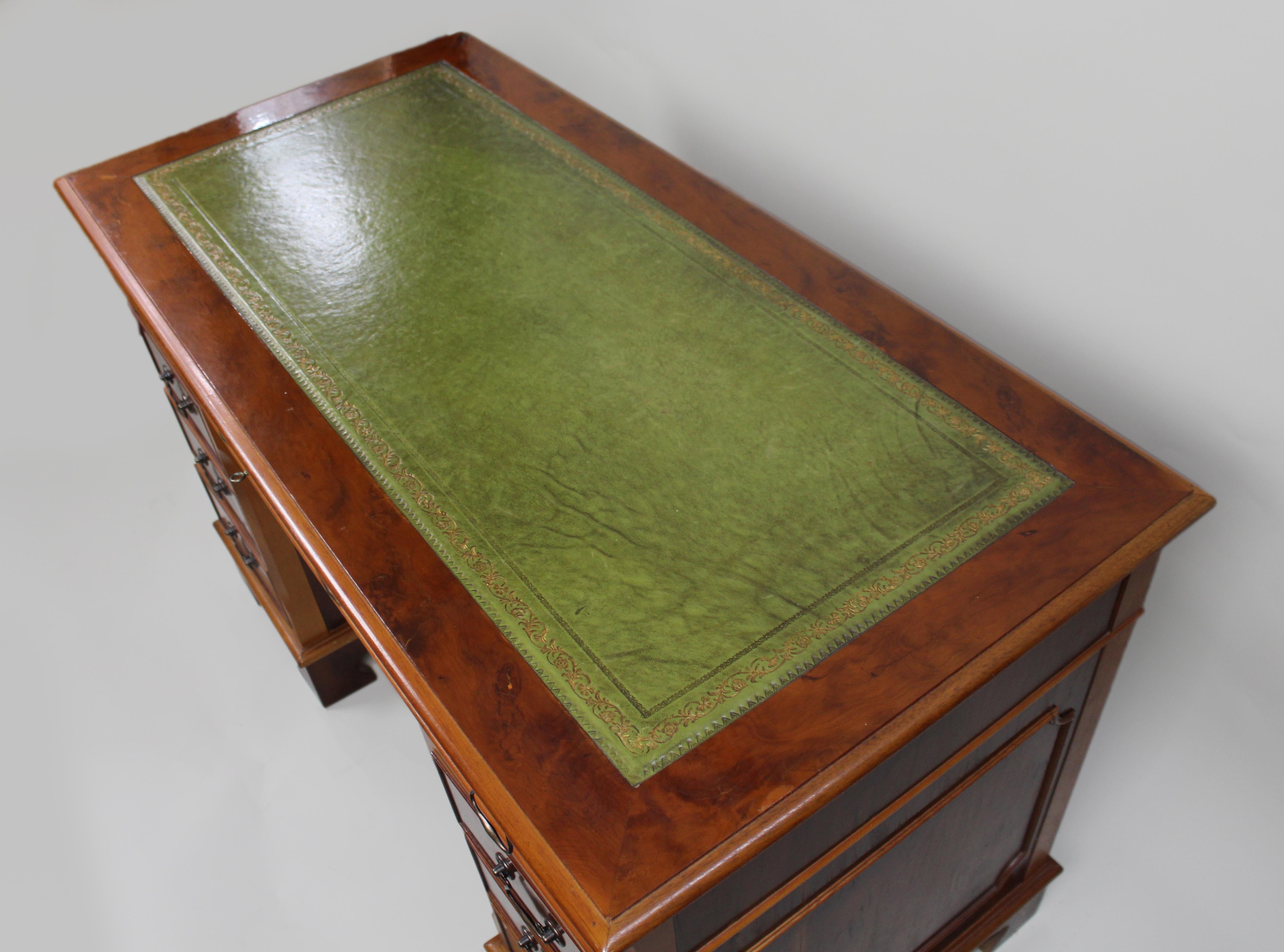 Vintage Georgian Style Pedestal Schreibtisch Grün Leder Top (Eibenholz) im Angebot