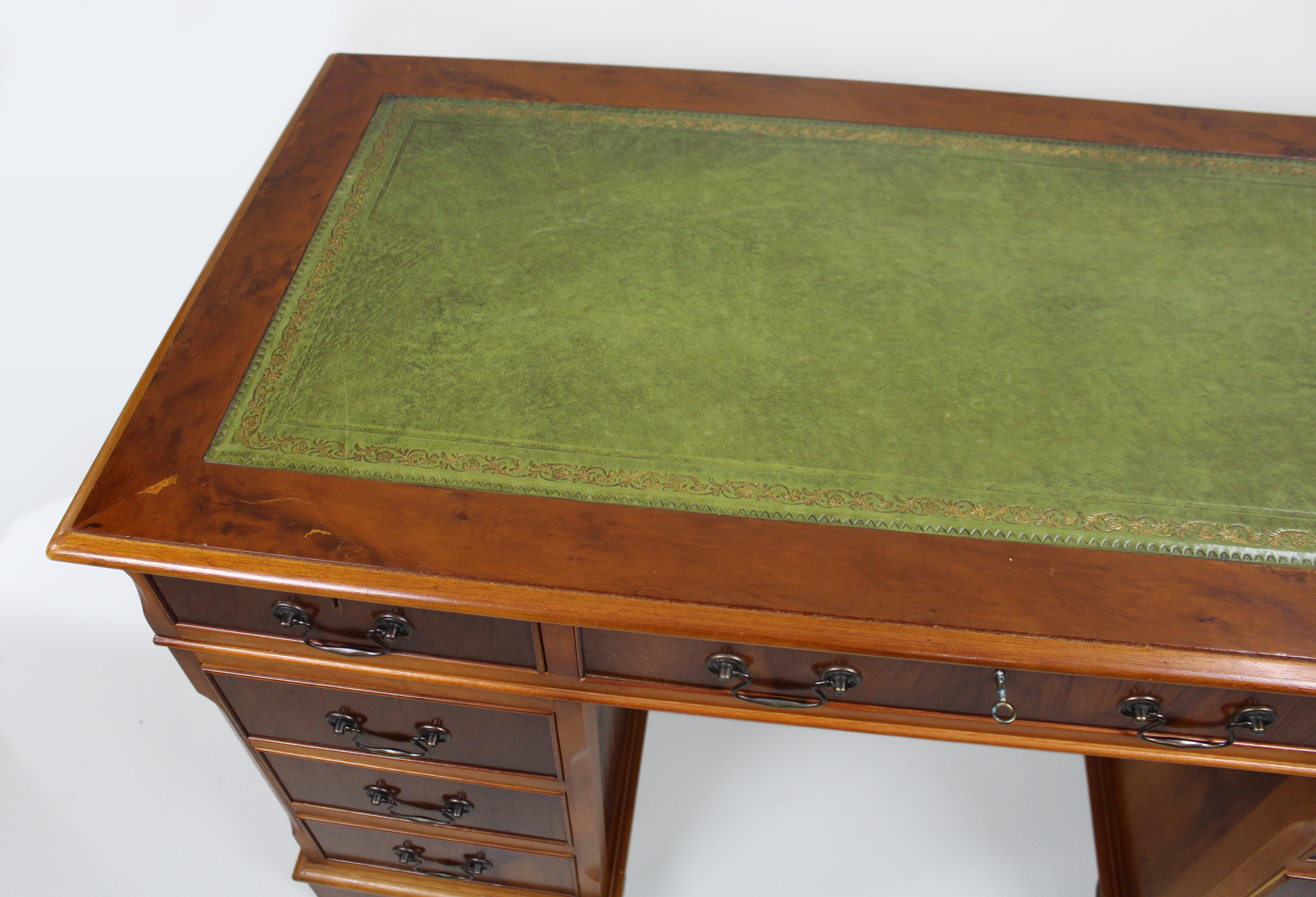 Vintage Georgian Style Pedestal Schreibtisch Grün Leder Top im Angebot 1