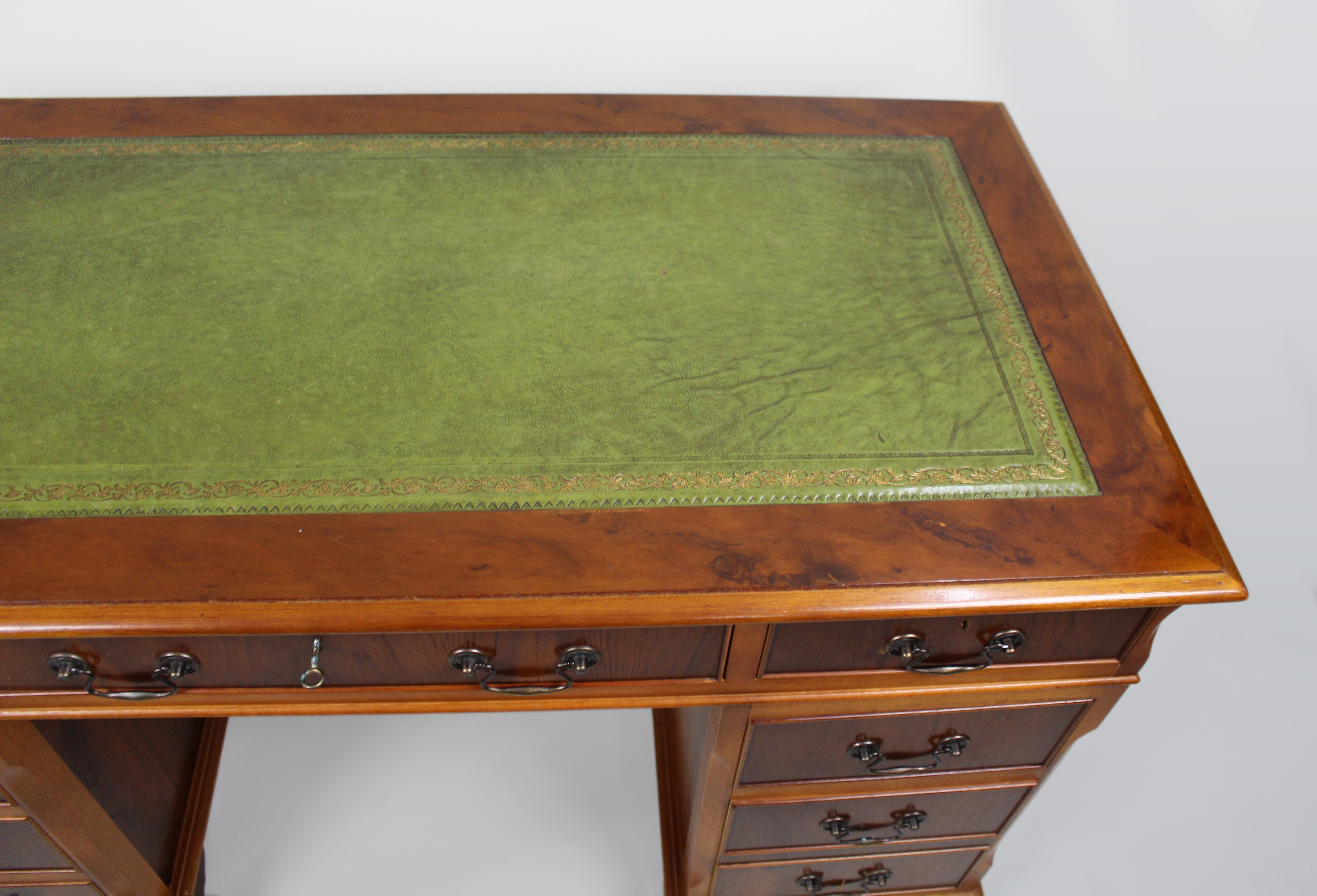 Vintage Georgian Style Pedestal Schreibtisch Grün Leder Top im Angebot 2