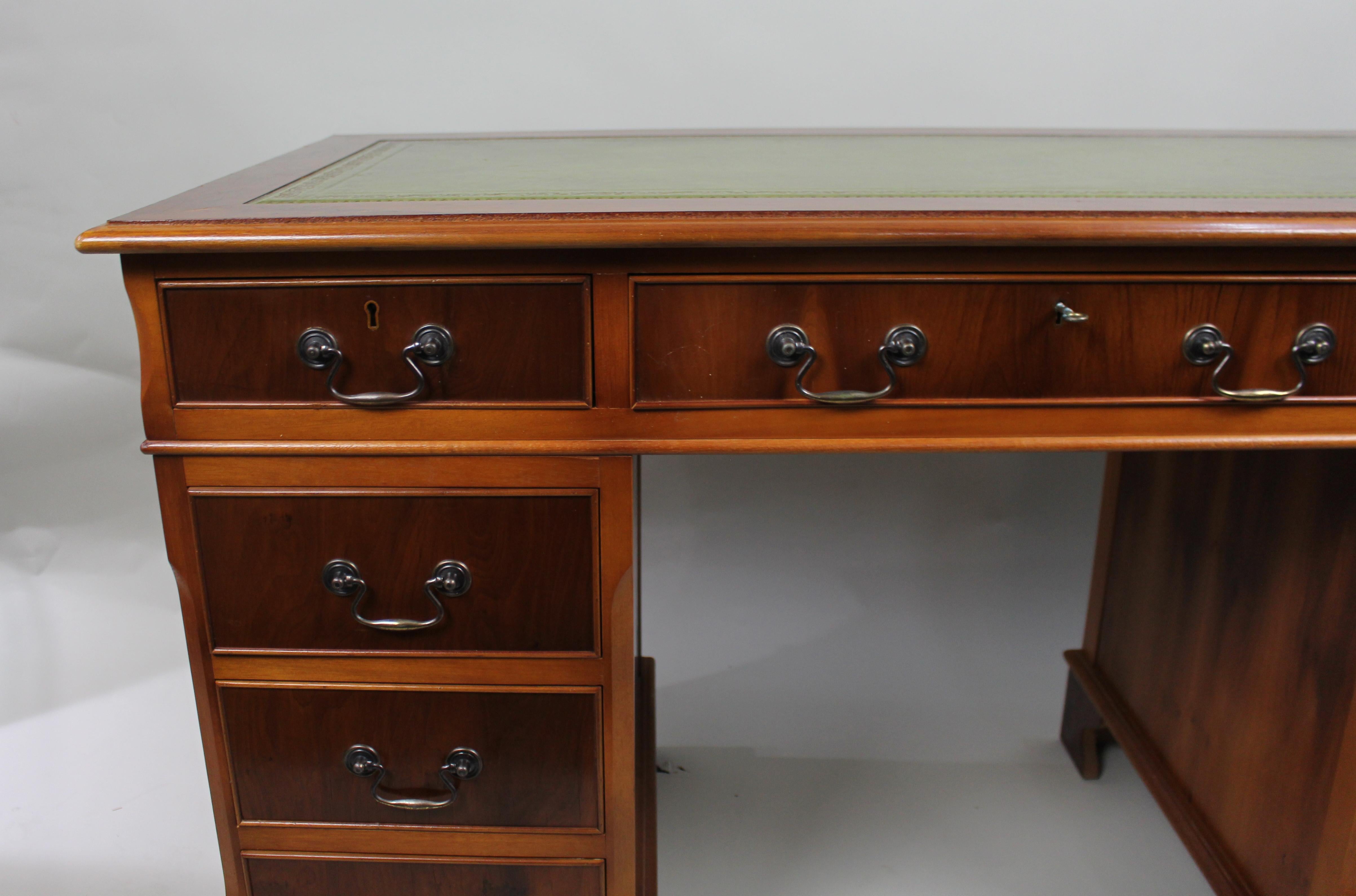 Vintage Georgian Style Pedestal Schreibtisch Grün Leder Top im Angebot 3