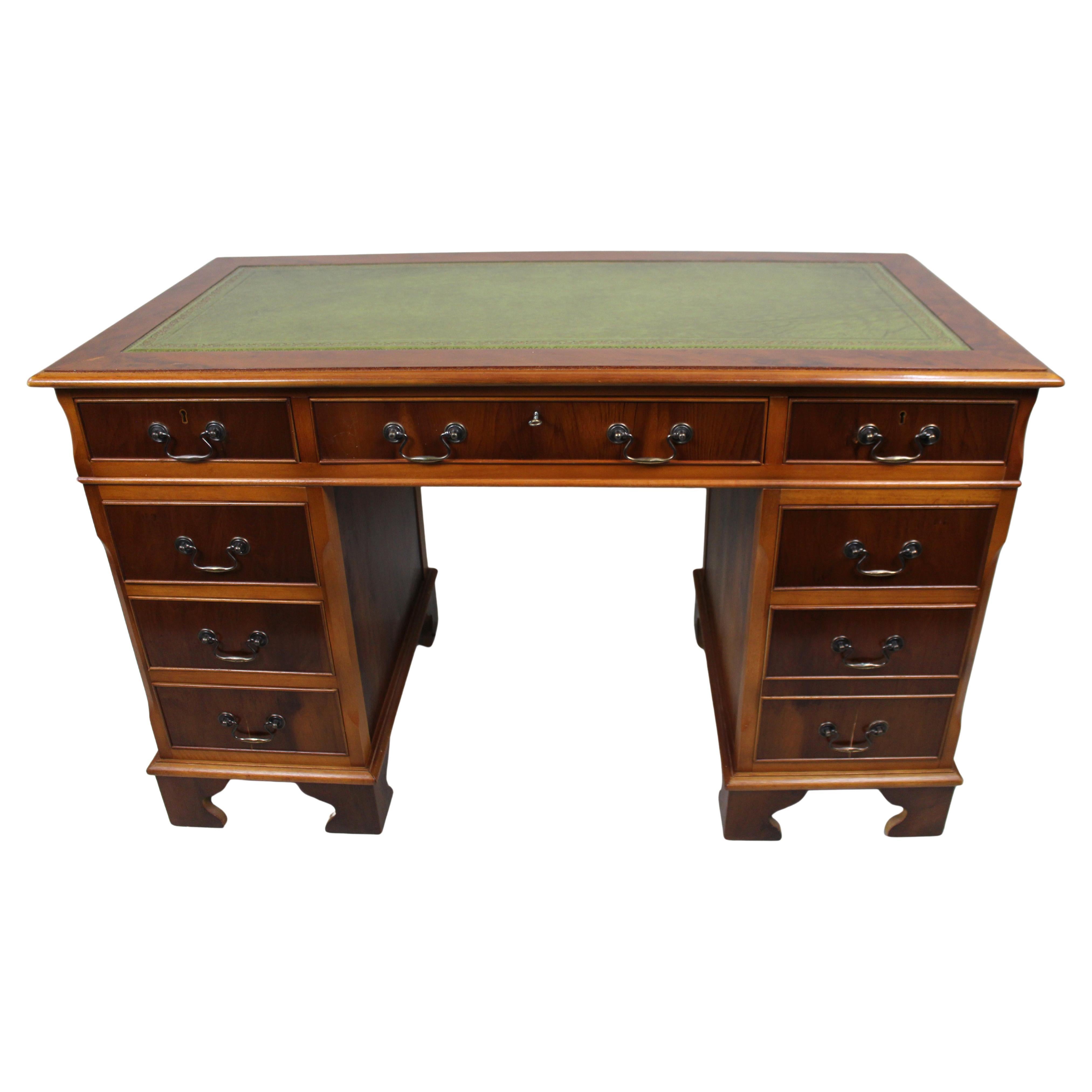 Scrivania a piedistallo in stile georgiano vintage con piano in pelle verde