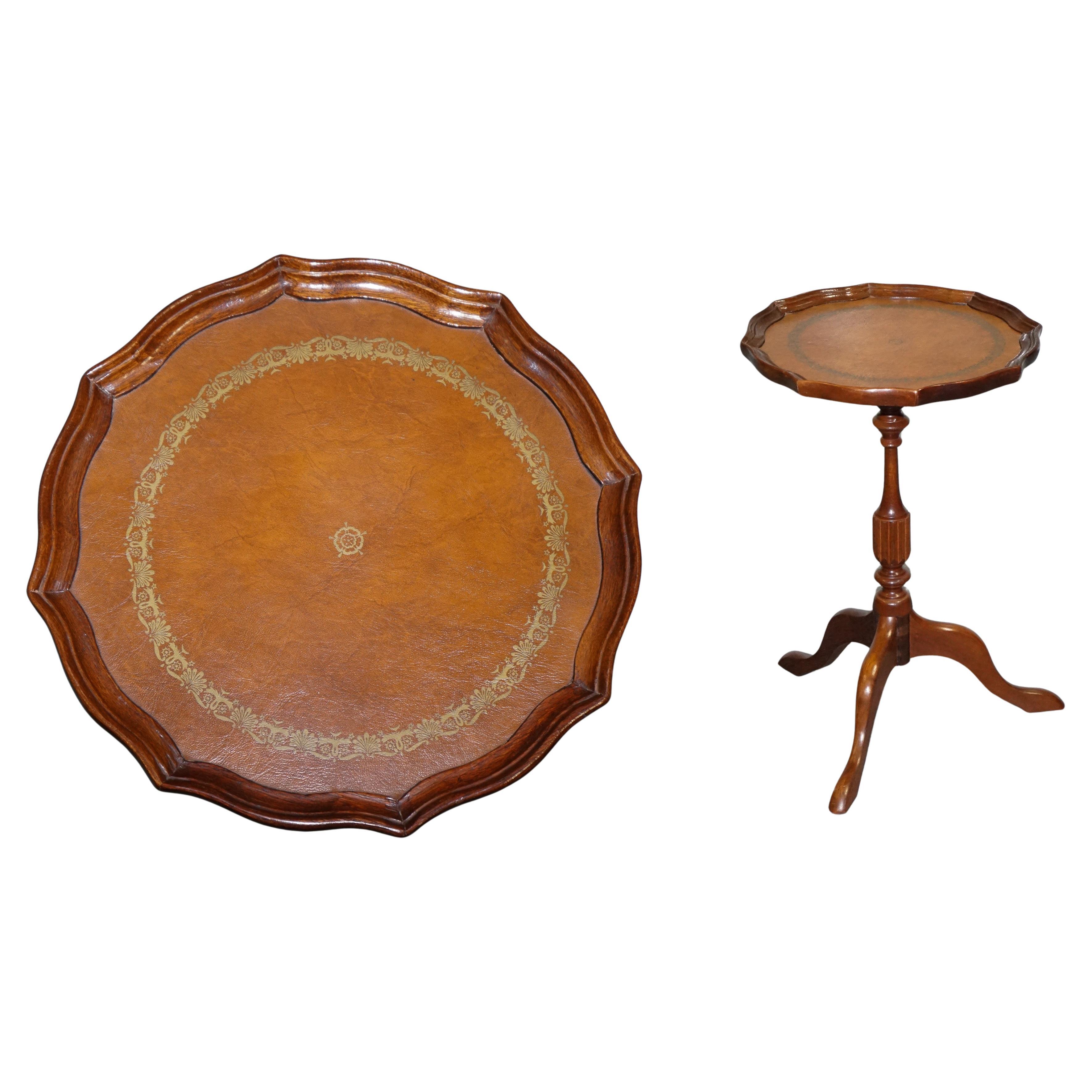 VINTAGE TABLE TRIPODE DE STYLE GEORGIEN AVEC BORDEAUX SCALLOPES ET TÊTE EN CUIR BRUN