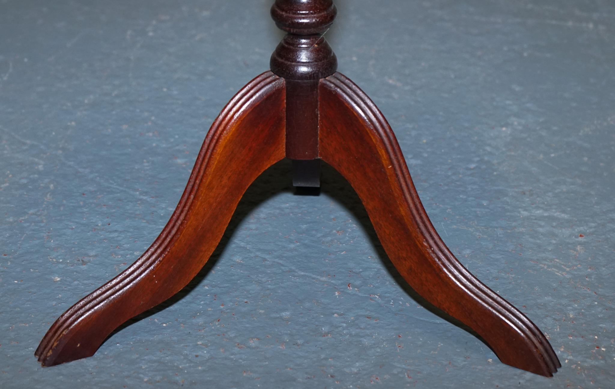 British VINTAGE GEORGIAN STYLE TRIPOD WINE TABLE WITH SCALLOPED EDGE & LEATHER iNSET TOP For Sale
