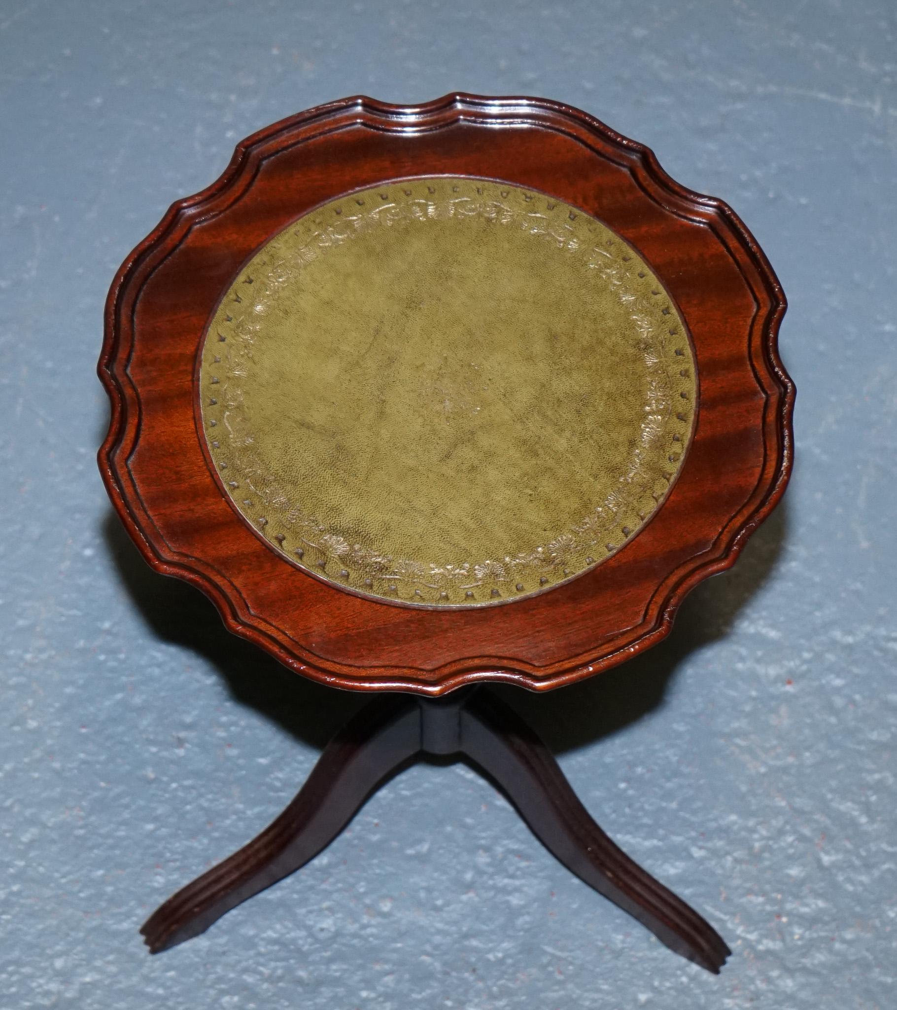 VINTAGE GEORGIAN STYLE TRIPOD WINE TABLE WITH SCALLOPED EDGE & LEATHER iNSET TOP In Good Condition For Sale In Pulborough, GB