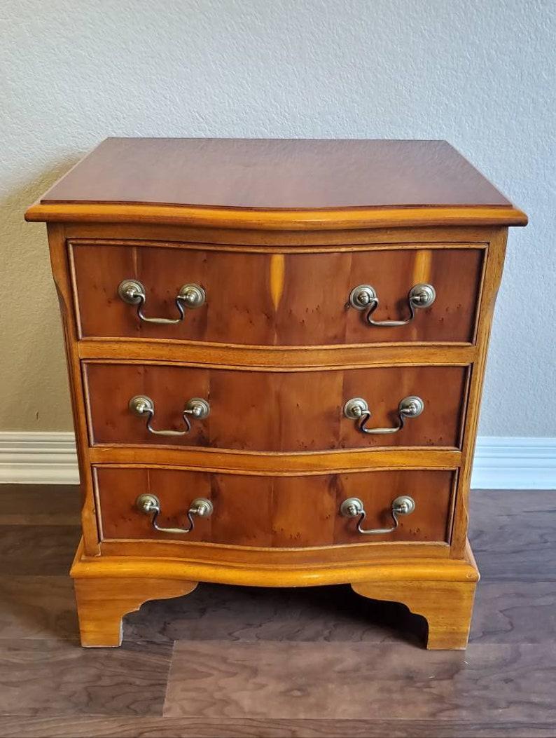 A smaller sized Georgian style yew wood chest, fitted with three dovetailed drawers, rising on bracket feet. 

Ideal proportions for use as a small dresser/chest of drawers placed up against a wall, end table, side table or lamp stand when placed