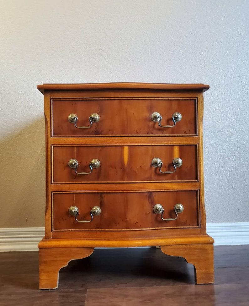Vintage Georgian Style Yew Wood Bedside Chest In Good Condition For Sale In Forney, TX