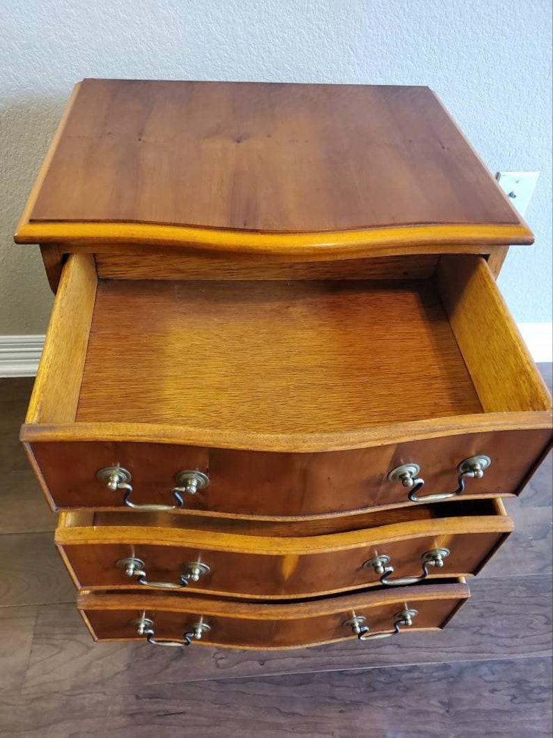 Vintage Georgian Style Yew Wood Bedside Chest For Sale 4