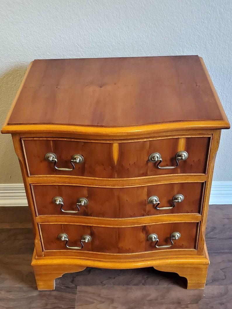 Vintage Georgian Style Yew Wood Bedside Chest For Sale 5