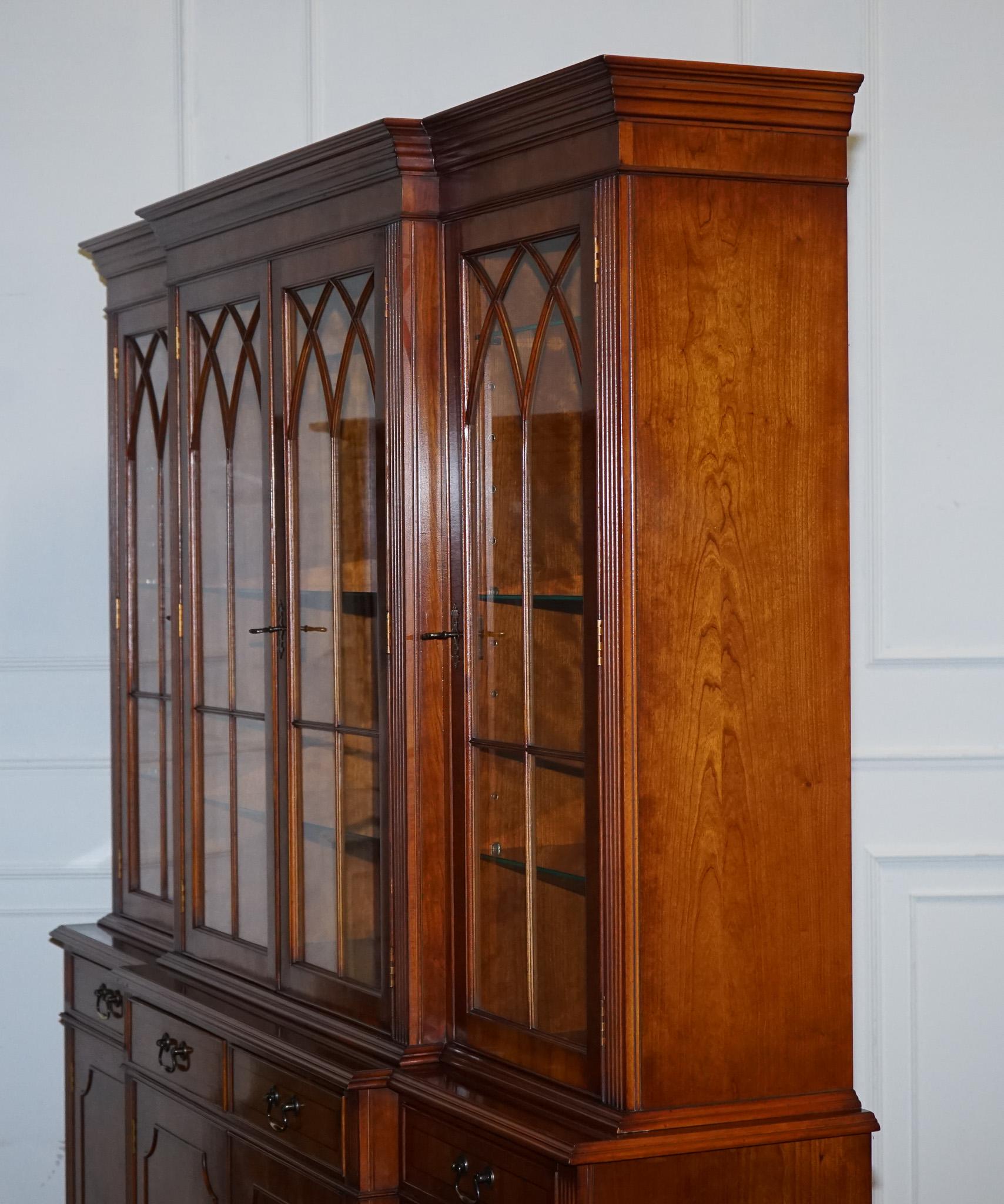 librería vitrina de cuatro puertas de madera de tejo de estilo antiguo georgiano en venta 4