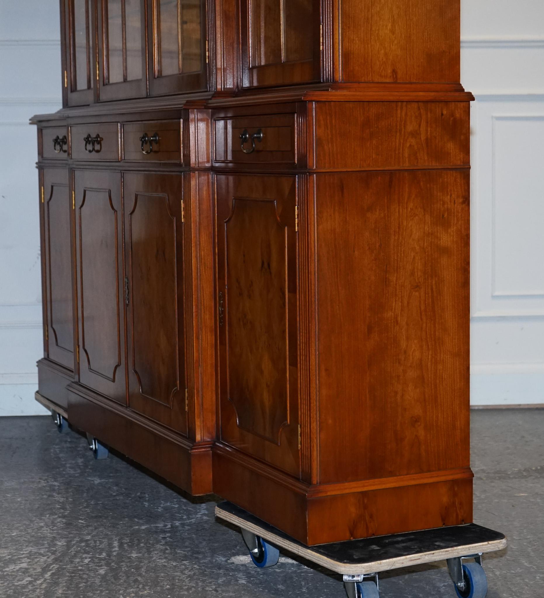 librería vitrina de cuatro puertas de madera de tejo de estilo antiguo georgiano en venta 5