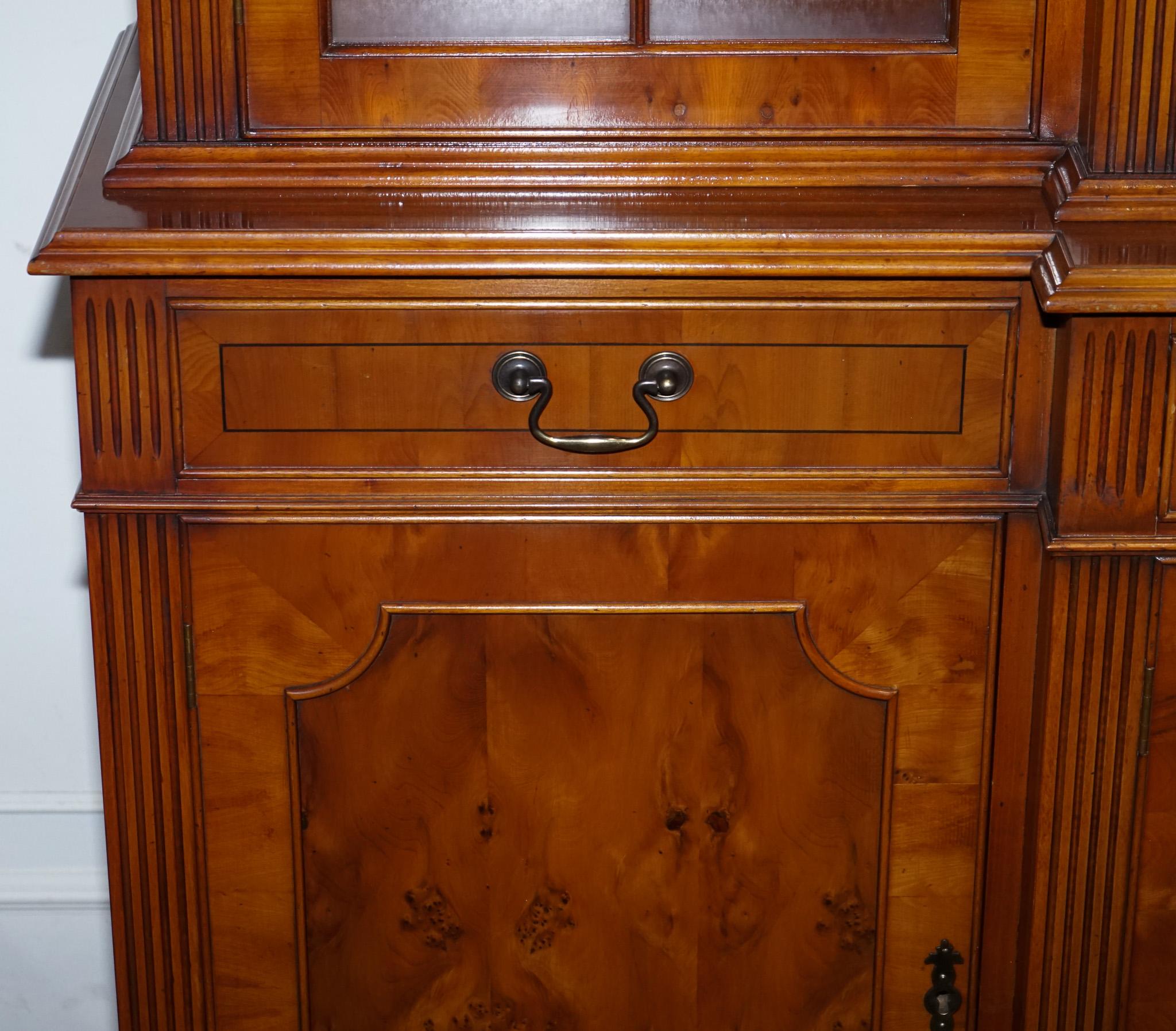 librería vitrina de cuatro puertas de madera de tejo de estilo antiguo georgiano en venta 7