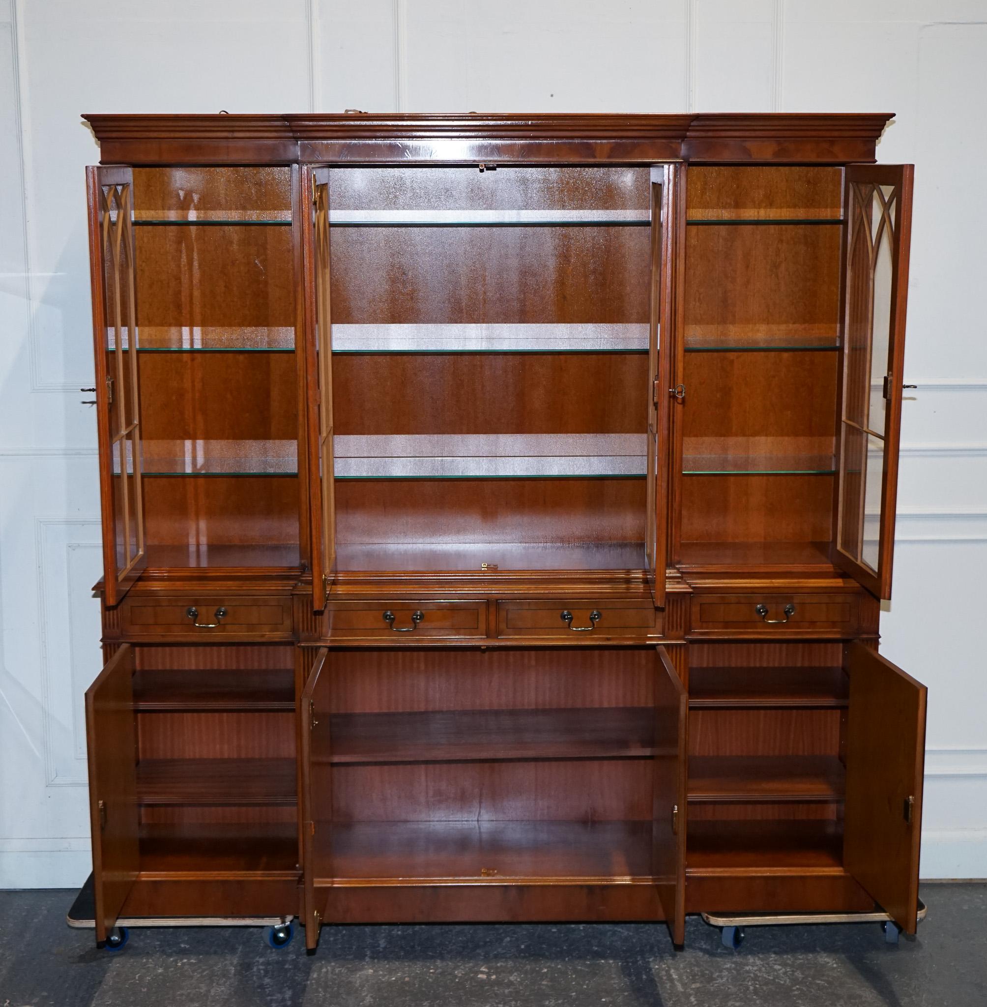 
Antigüedades de Londres


Una preciosa vitrina vintage de estilo georgiano, fabricada en madera de tejo de tonos intensos y diseñada con las proporciones refinadas y los detalles clásicos de los muebles ingleses tradicionales del siglo XVIII. Esta