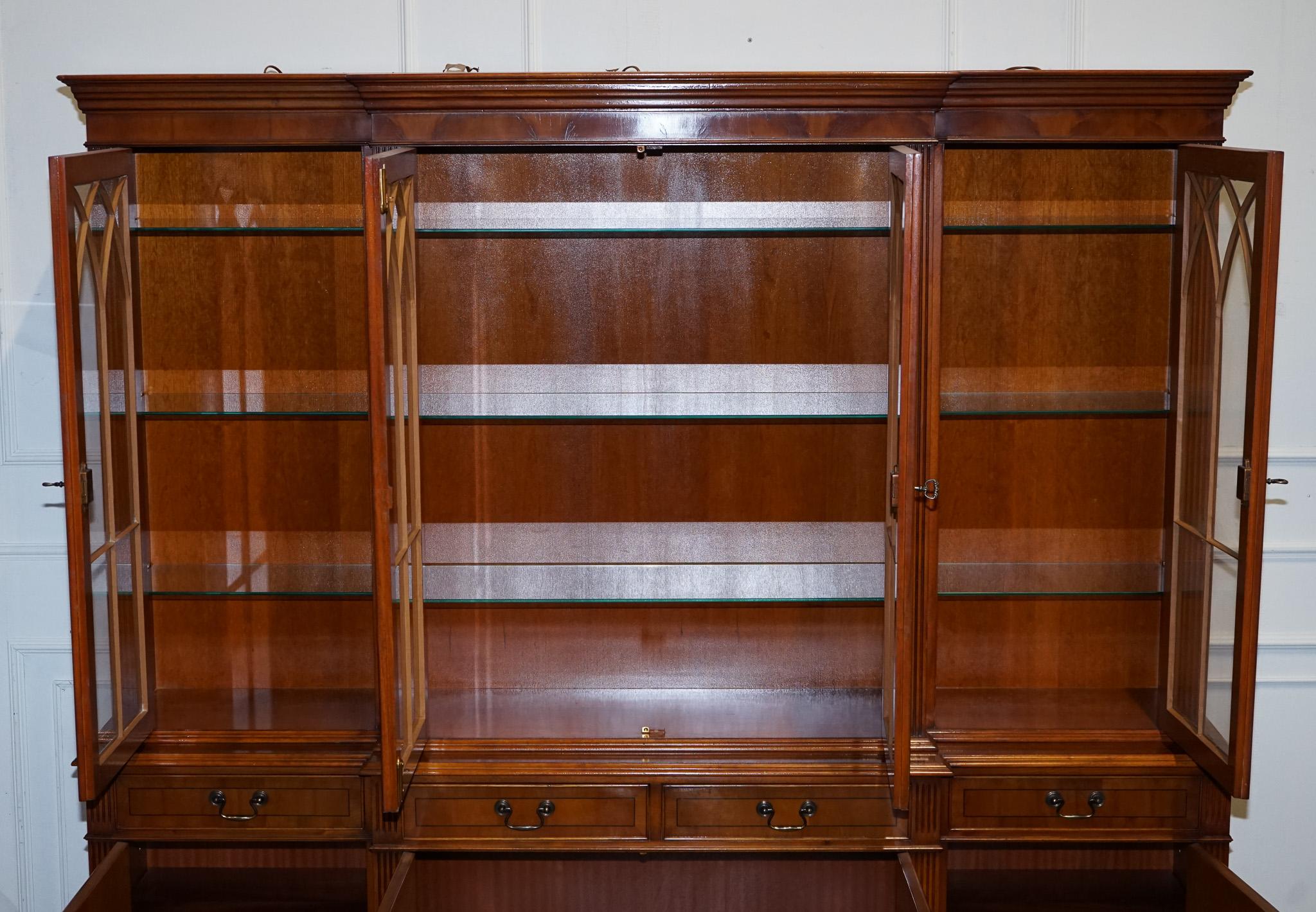 librería vitrina de cuatro puertas de madera de tejo de estilo antiguo georgiano Británico en venta