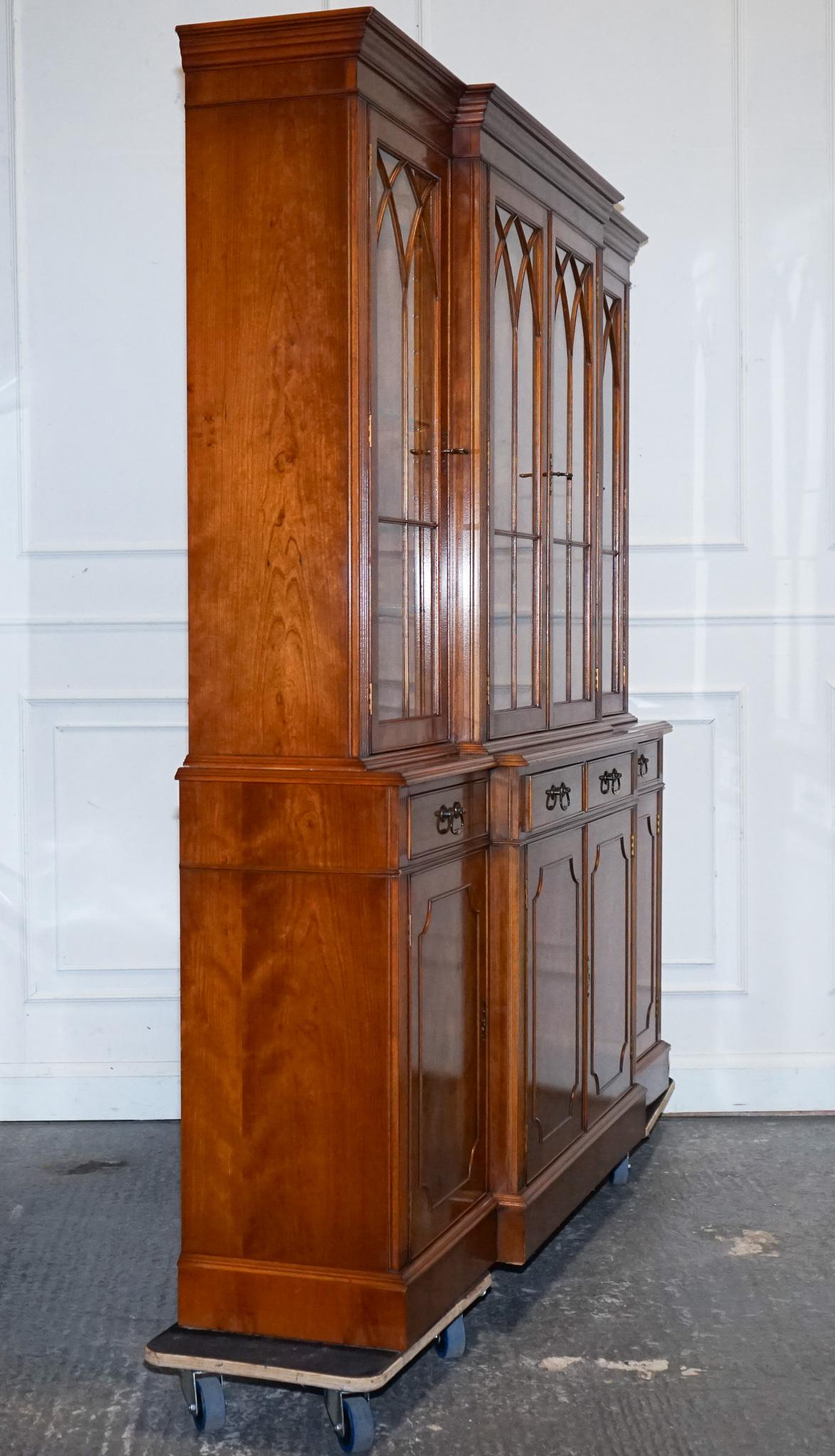 librería vitrina de cuatro puertas de madera de tejo de estilo antiguo georgiano Tejo en venta