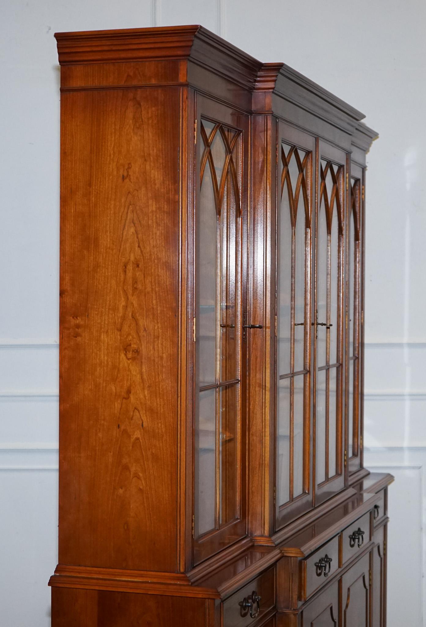 librería vitrina de cuatro puertas de madera de tejo de estilo antiguo georgiano en venta 1