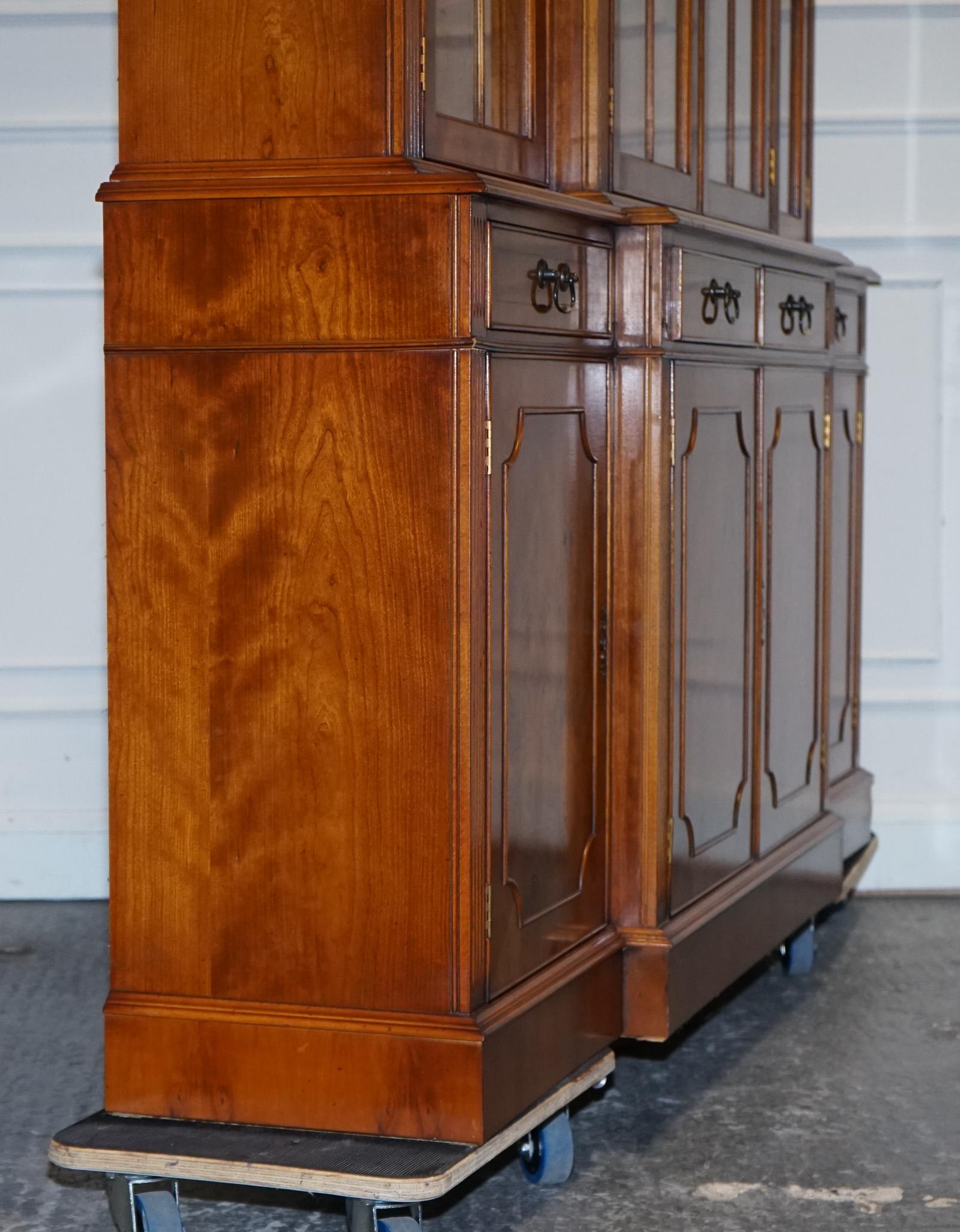 librería vitrina de cuatro puertas de madera de tejo de estilo antiguo georgiano en venta 2