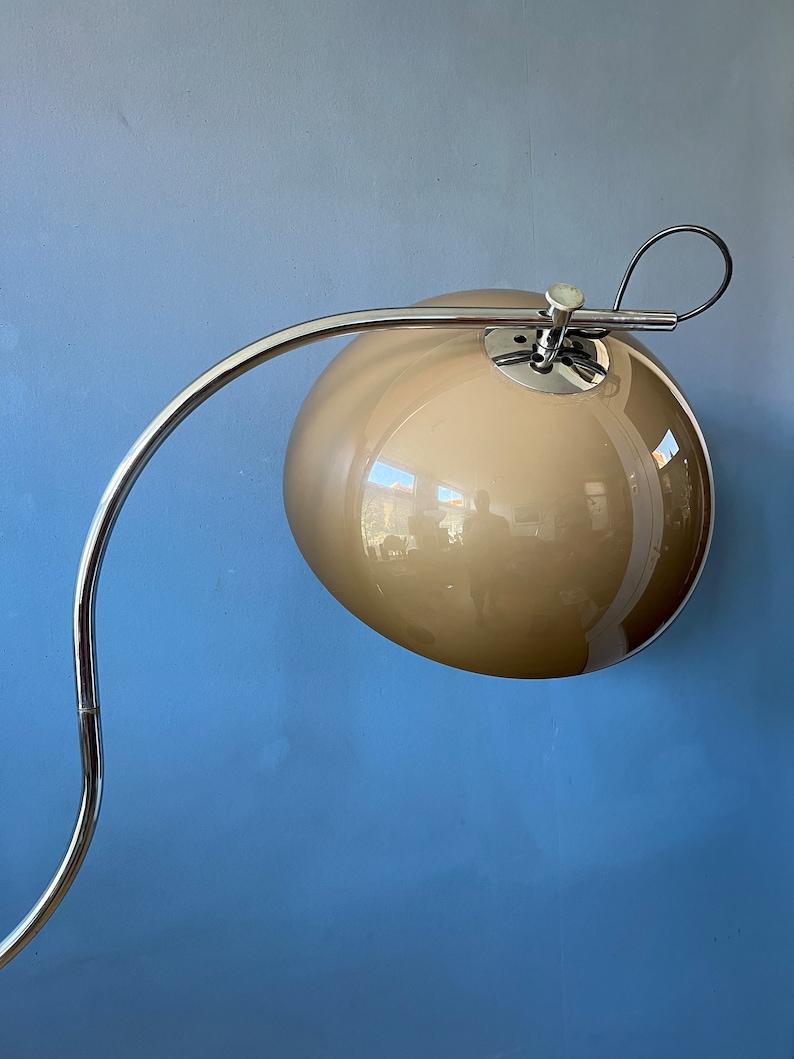 Très rare lampadaire champignon de Gepo avec base flexible. Les abat-jour produisent une lumière chaude et peuvent être fixés à différents endroits. Le mécanisme de pivotement de la base permet de positionner la lampe comme on le souhaite. La