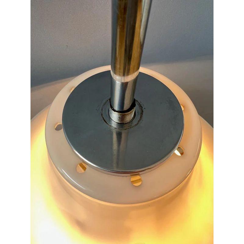 Ère spatiale Lampe de bureau vintage GEPO de l'ère spatiale avec abat-jour en acrylique blanc et chrome, milieu du siècle dernier en vente