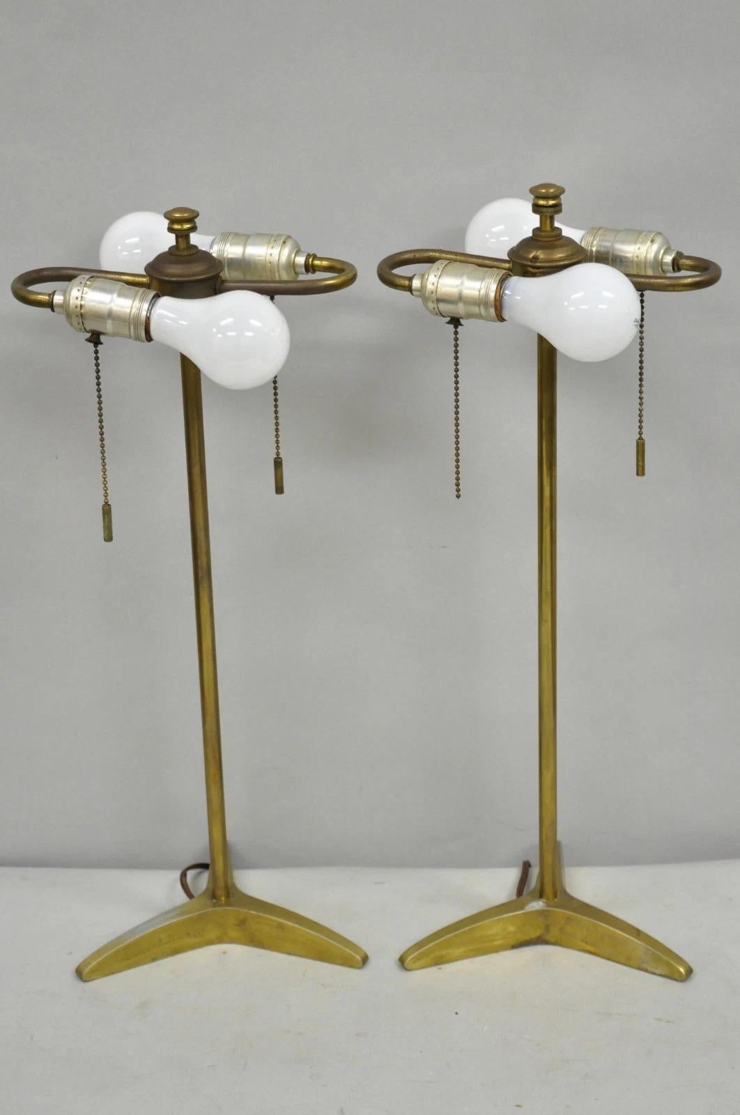 Lampada da tavolo a treppiede in ottone d'epoca Gerald Thurston Stiffel, metà del secolo scorso, coppia in vendita 3