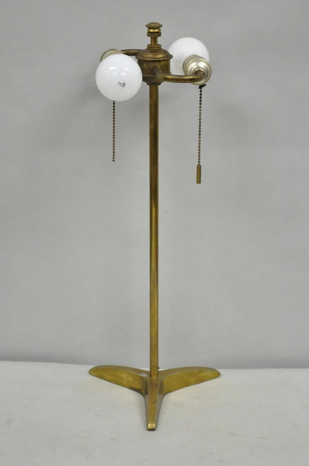 Lampada da tavolo a treppiede in ottone d'epoca Gerald Thurston Stiffel, metà del secolo scorso, coppia in vendita 4