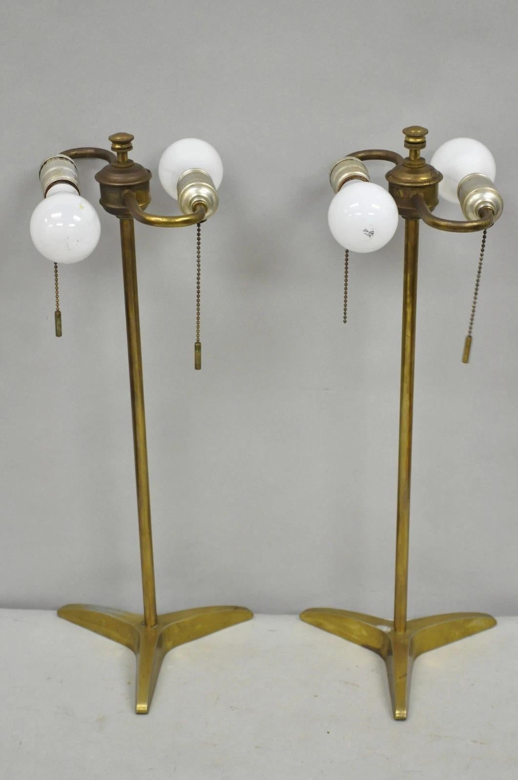 Lampada da tavolo a treppiede in ottone d'epoca Gerald Thurston Stiffel, metà del secolo scorso, coppia in vendita 5