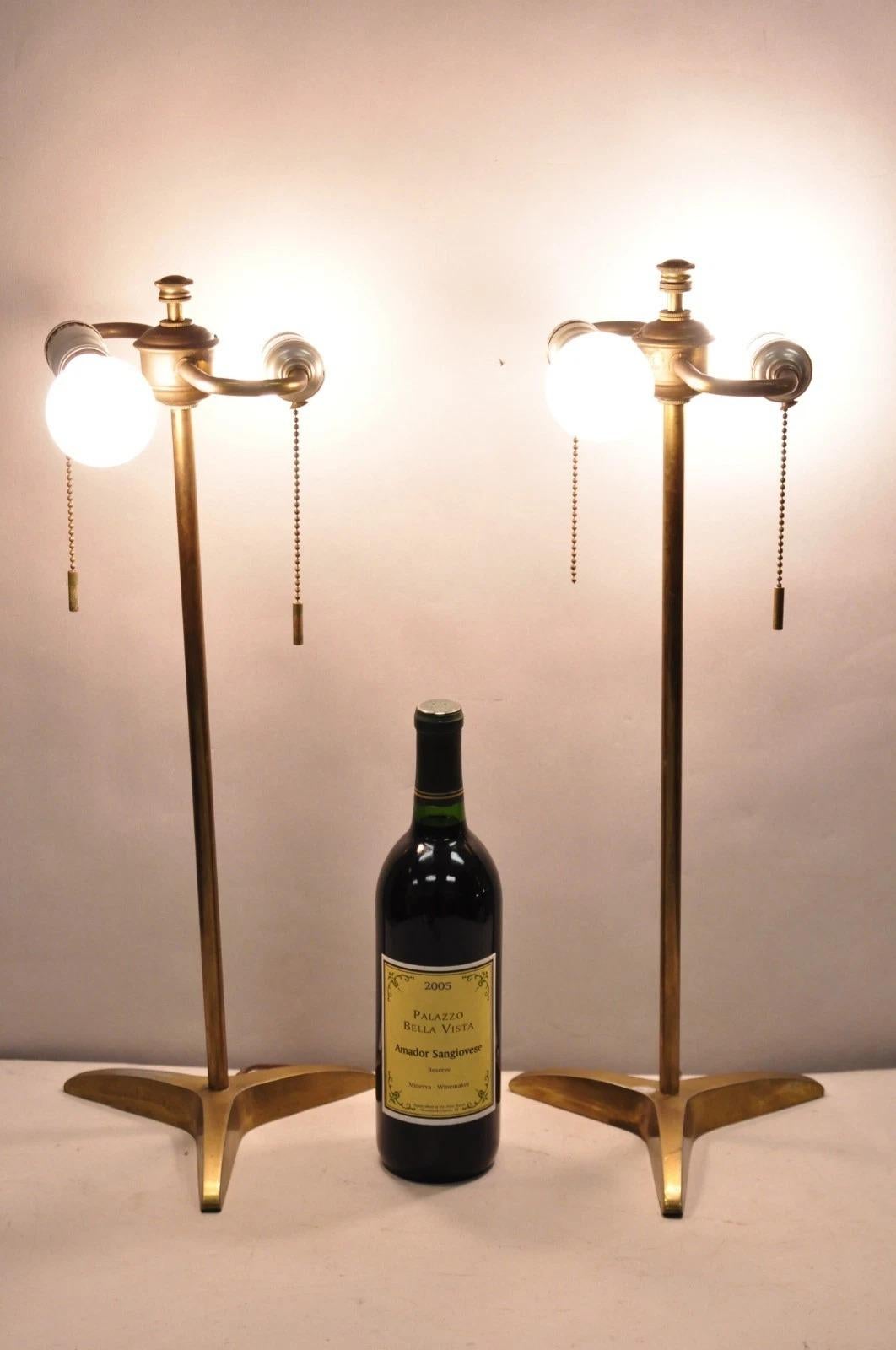Lampade da tavolo moderniste a treppiede in ottone d'epoca Gerald Thurston per Stiffel - una coppia. Circa metà del XX secolo. Misure: 21,5