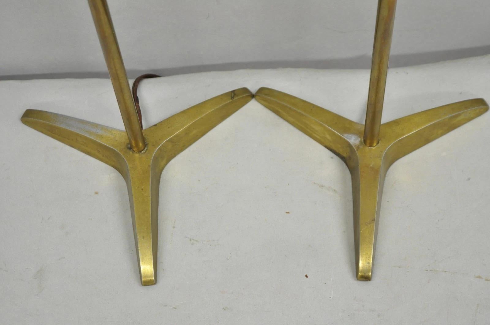 Mid-Century moderno Lampada da tavolo a treppiede in ottone d'epoca Gerald Thurston Stiffel, metà del secolo scorso, coppia in vendita