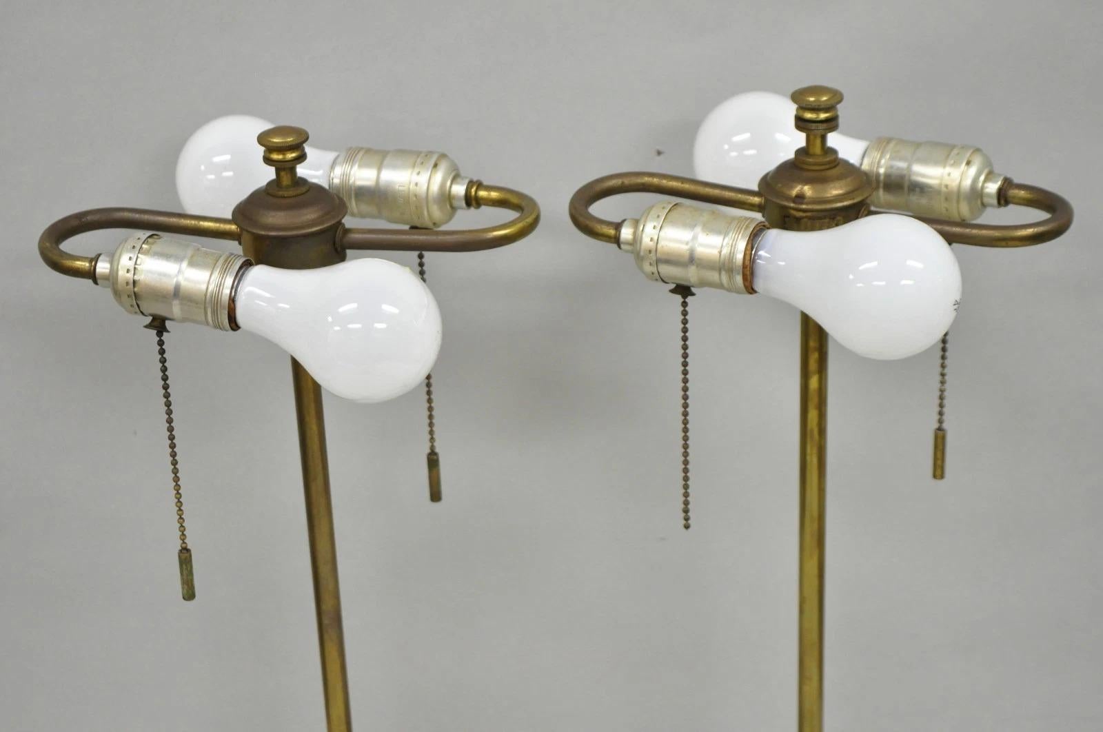 Sconosciuto Lampada da tavolo a treppiede in ottone d'epoca Gerald Thurston Stiffel, metà del secolo scorso, coppia in vendita