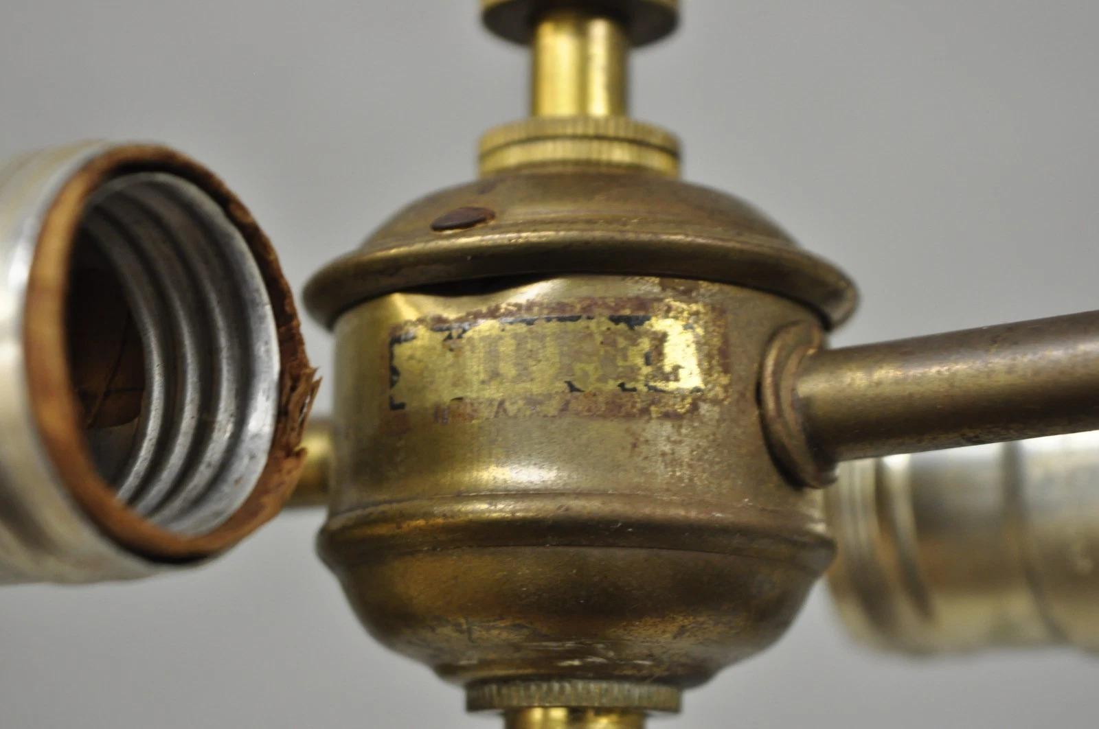 Lampada da tavolo a treppiede in ottone d'epoca Gerald Thurston Stiffel, metà del secolo scorso, coppia In condizioni buone in vendita a Philadelphia, PA
