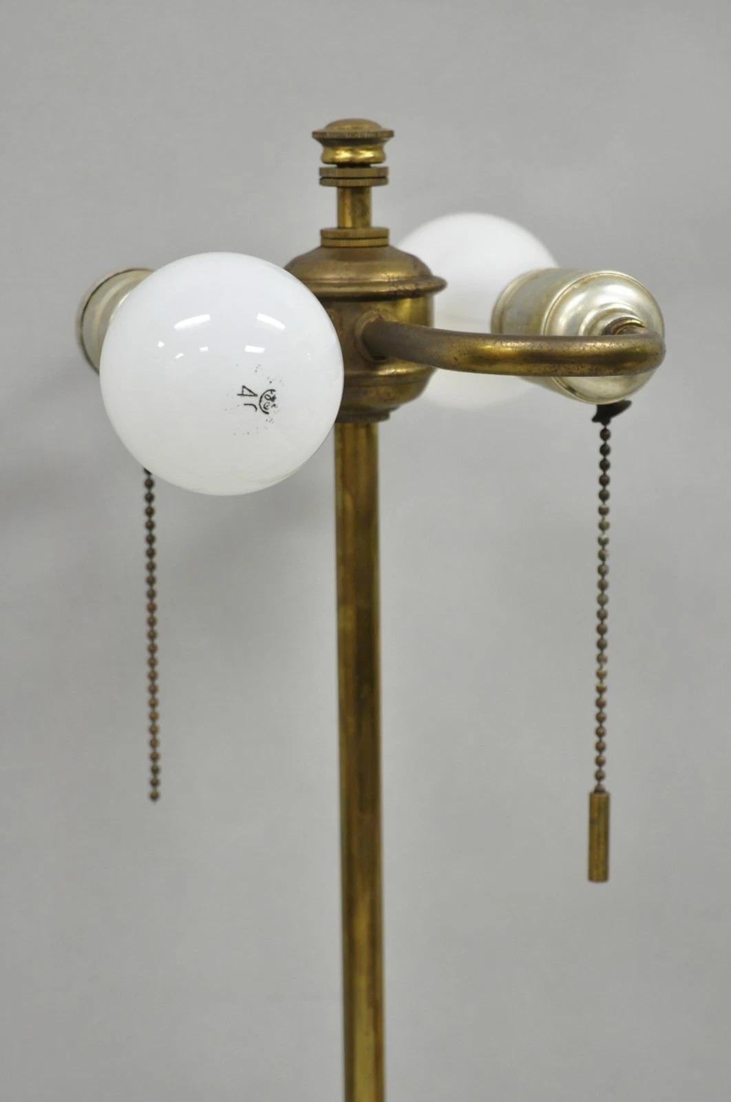 XX secolo Lampada da tavolo a treppiede in ottone d'epoca Gerald Thurston Stiffel, metà del secolo scorso, coppia in vendita