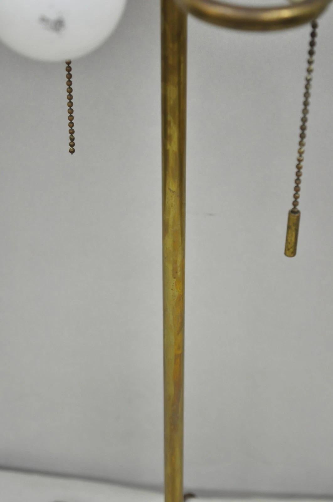 Ottone Lampada da tavolo a treppiede in ottone d'epoca Gerald Thurston Stiffel, metà del secolo scorso, coppia in vendita