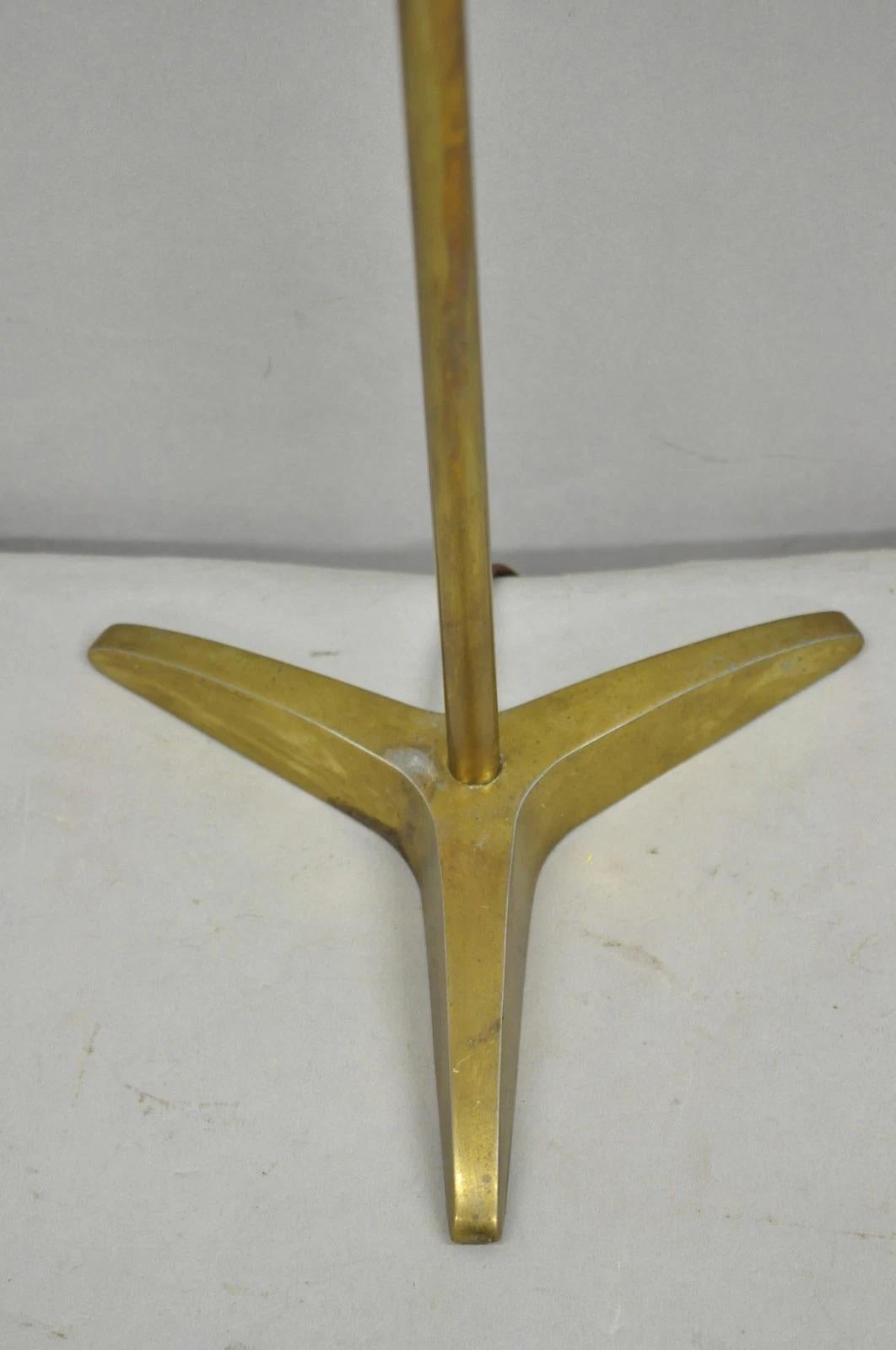 Lampada da tavolo a treppiede in ottone d'epoca Gerald Thurston Stiffel, metà del secolo scorso, coppia in vendita 2
