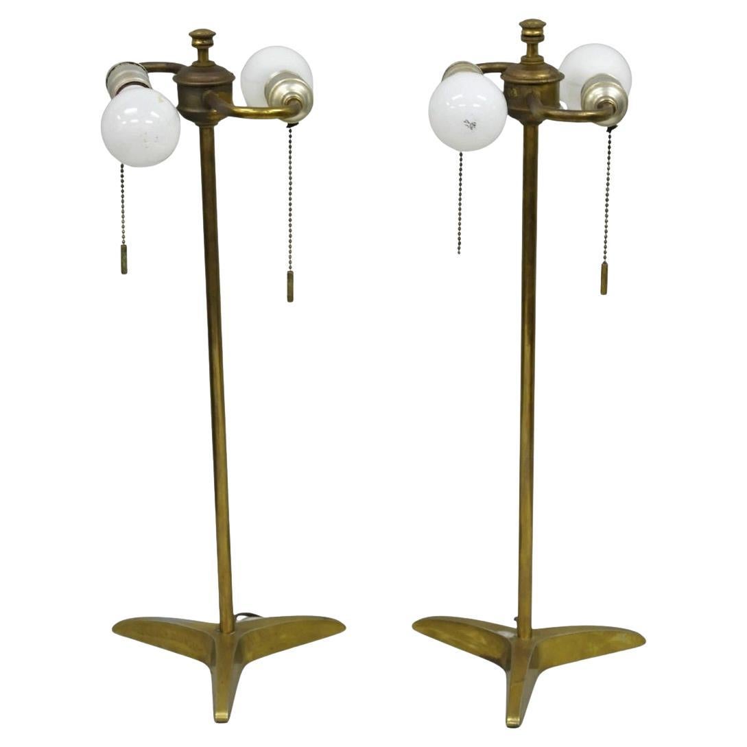 Lampada da tavolo a treppiede in ottone d'epoca Gerald Thurston Stiffel, metà del secolo scorso, coppia in vendita