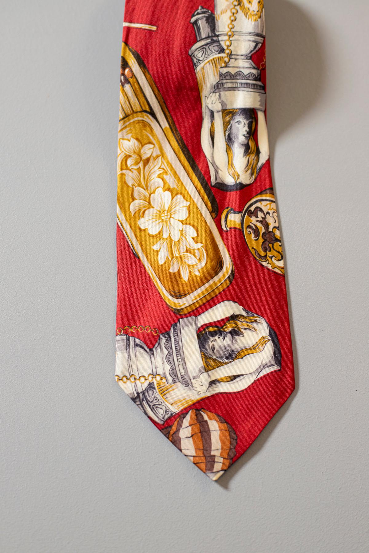 An ideal tie for lovers of an eccentric and never banal look, made from 100% silk designed by Gerani. Thanks to its very particular designs it is a very original accessory. Suitable for the spring / summer period being a particular tie, we recommend