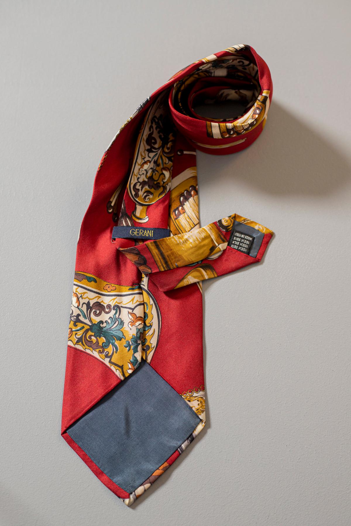 Brown Vintage Gerani 100% silk tie with particular designs  For Sale