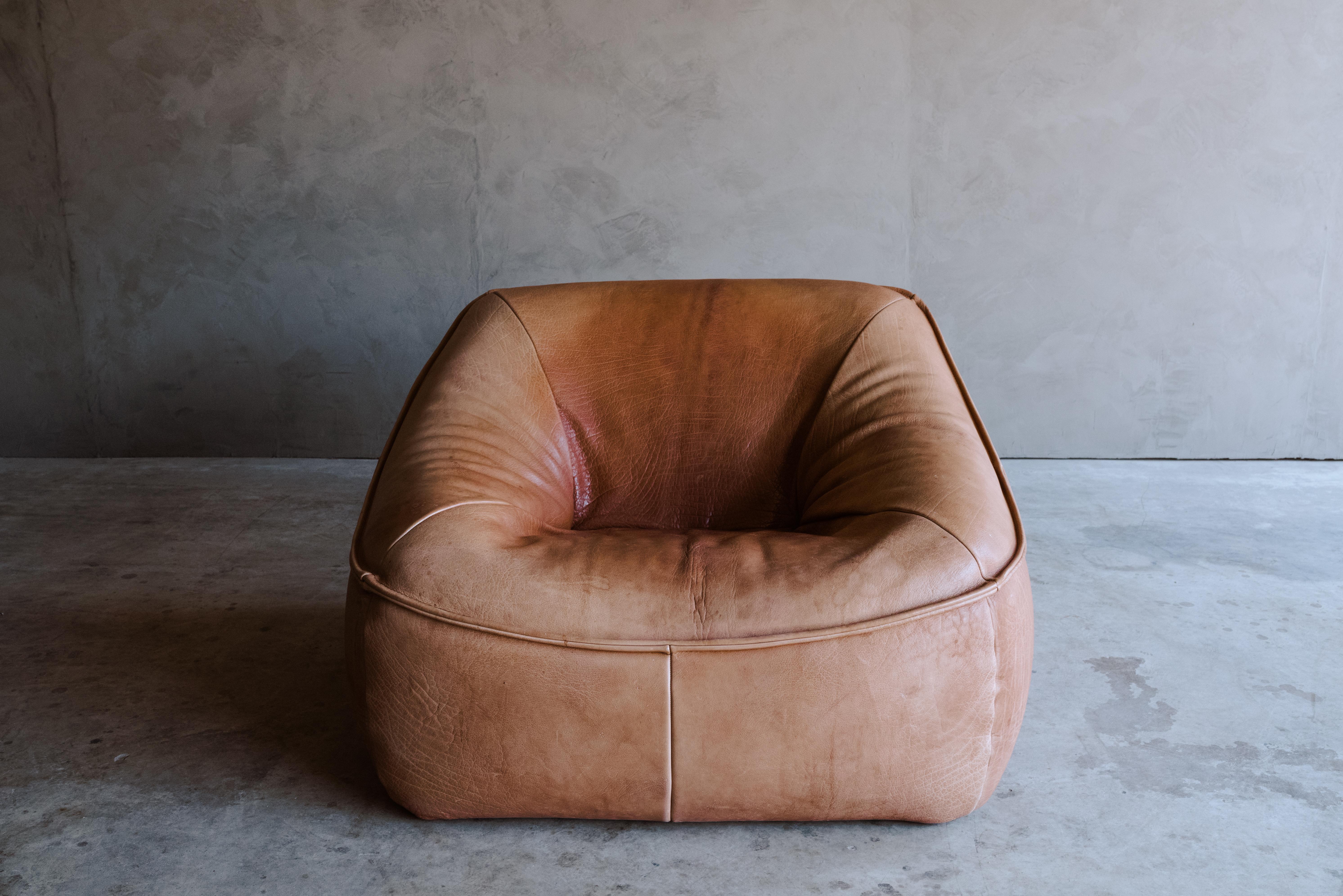 Vintage Gerard Van Den Berg lounge chair, Model Ringo, circa 1970. Original light tan leather upholstery with nice patina and wear. Very comfortable.