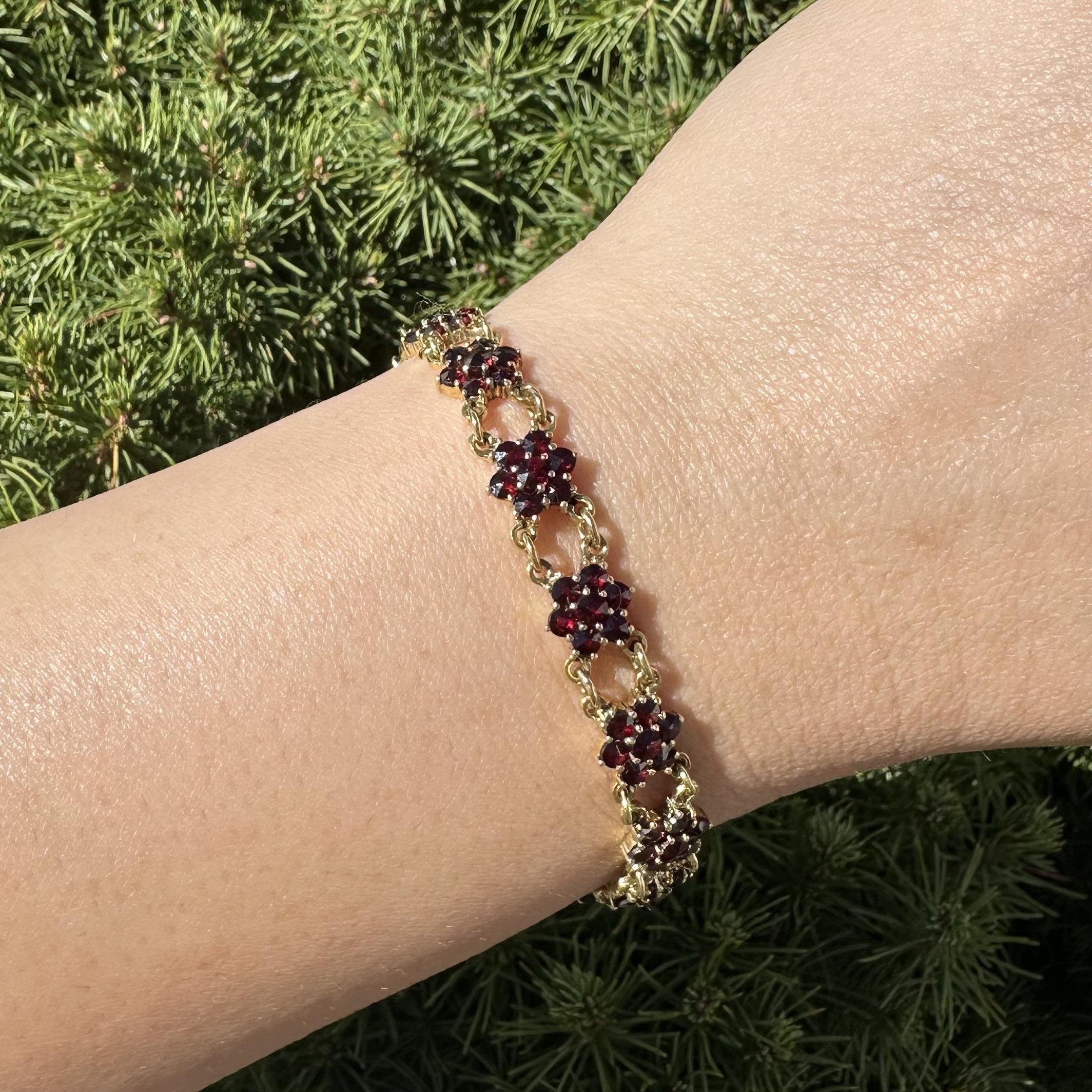 Vintage Deutsch 14k Gelbgold böhmischen Granat Cluster Blume Link-Armband im Angebot 2