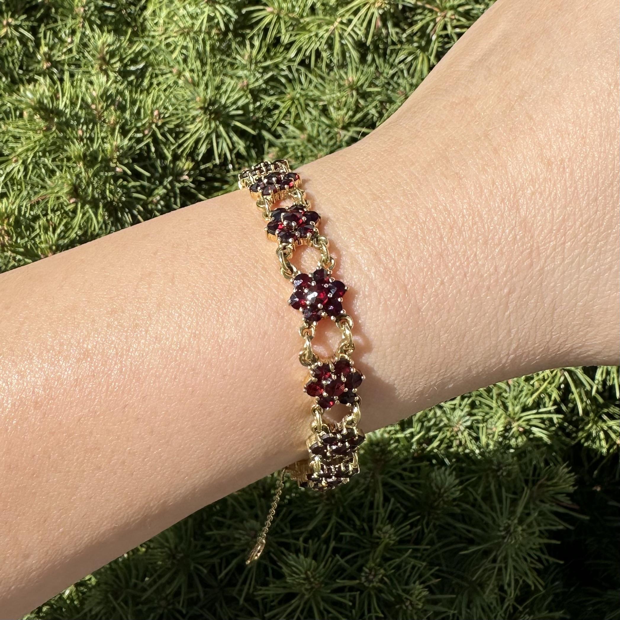 Vintage Deutsch 14k Gelbgold böhmischen Granat Cluster Blume Link-Armband im Angebot 3