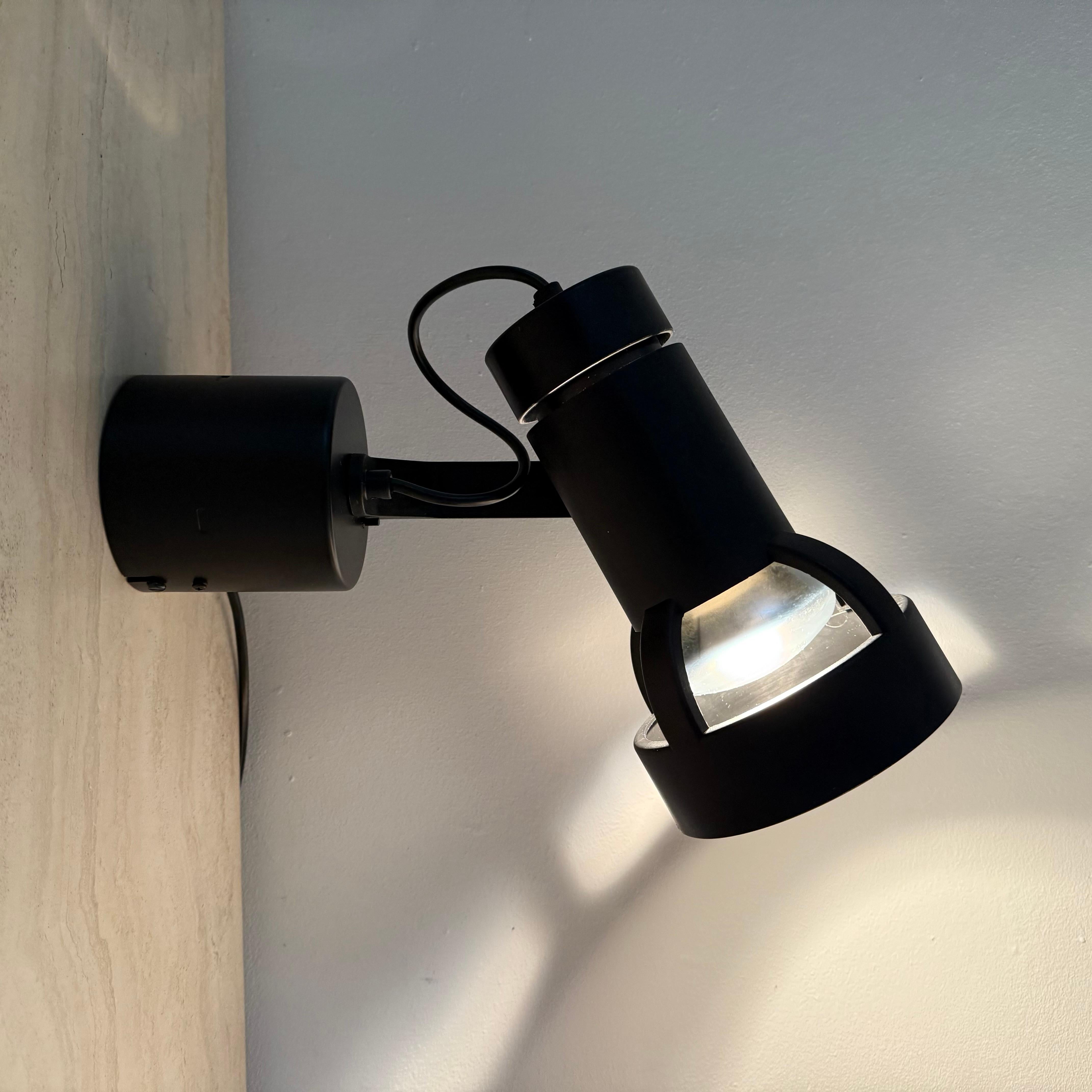 Fine XX secolo Lampada da parete regolabile tedesca vintage in plastica e metallo di Osram, anni '80 in vendita